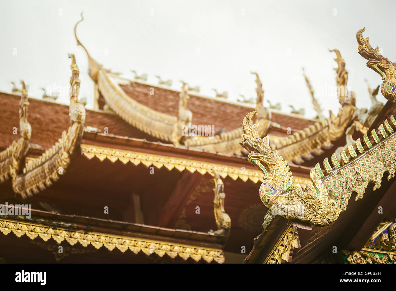 Thailand-Kunst und Architektur: Naga Holz geschnitzt auf Dach im thailändischen Tempel. Stockfoto