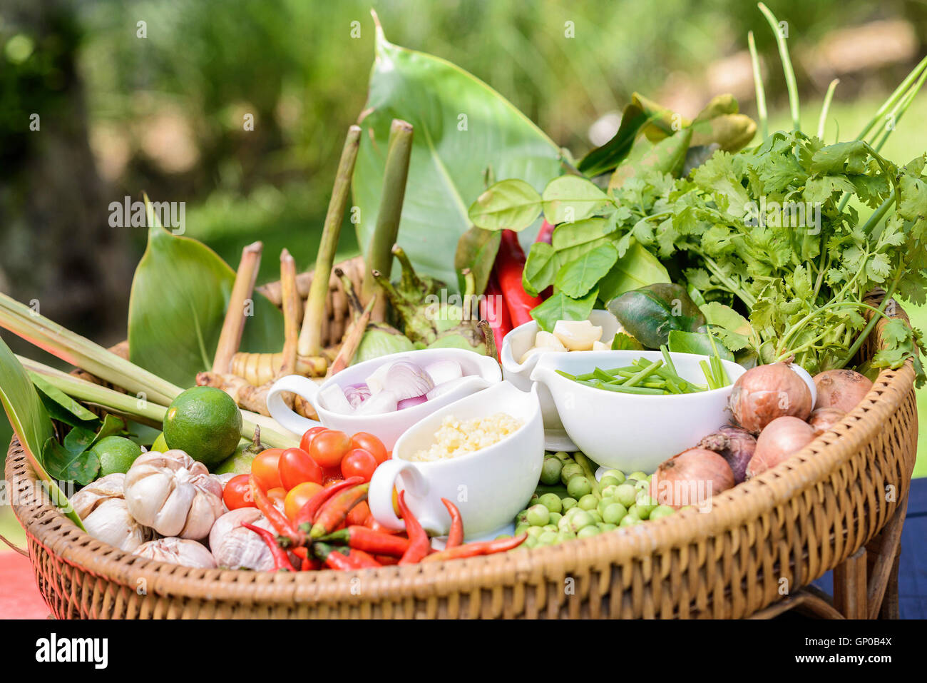 Wirkstoffe für die Zubereitung von thai-Küche in Wicker Container auf Tisch. Thai-Küche. Thai Kochkurs. selektiven Fokus. Stockfoto