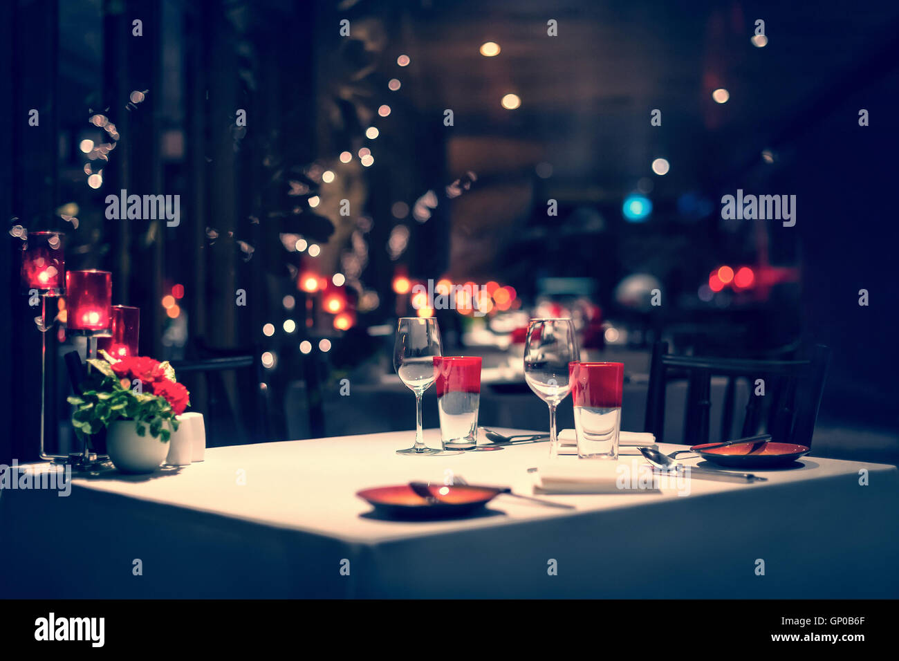 romantisches Abendessen Setup, rote Dekoration mit Kerzenlicht in einem Restaurant. Selektiven Fokus. Jahrgang. Stockfoto