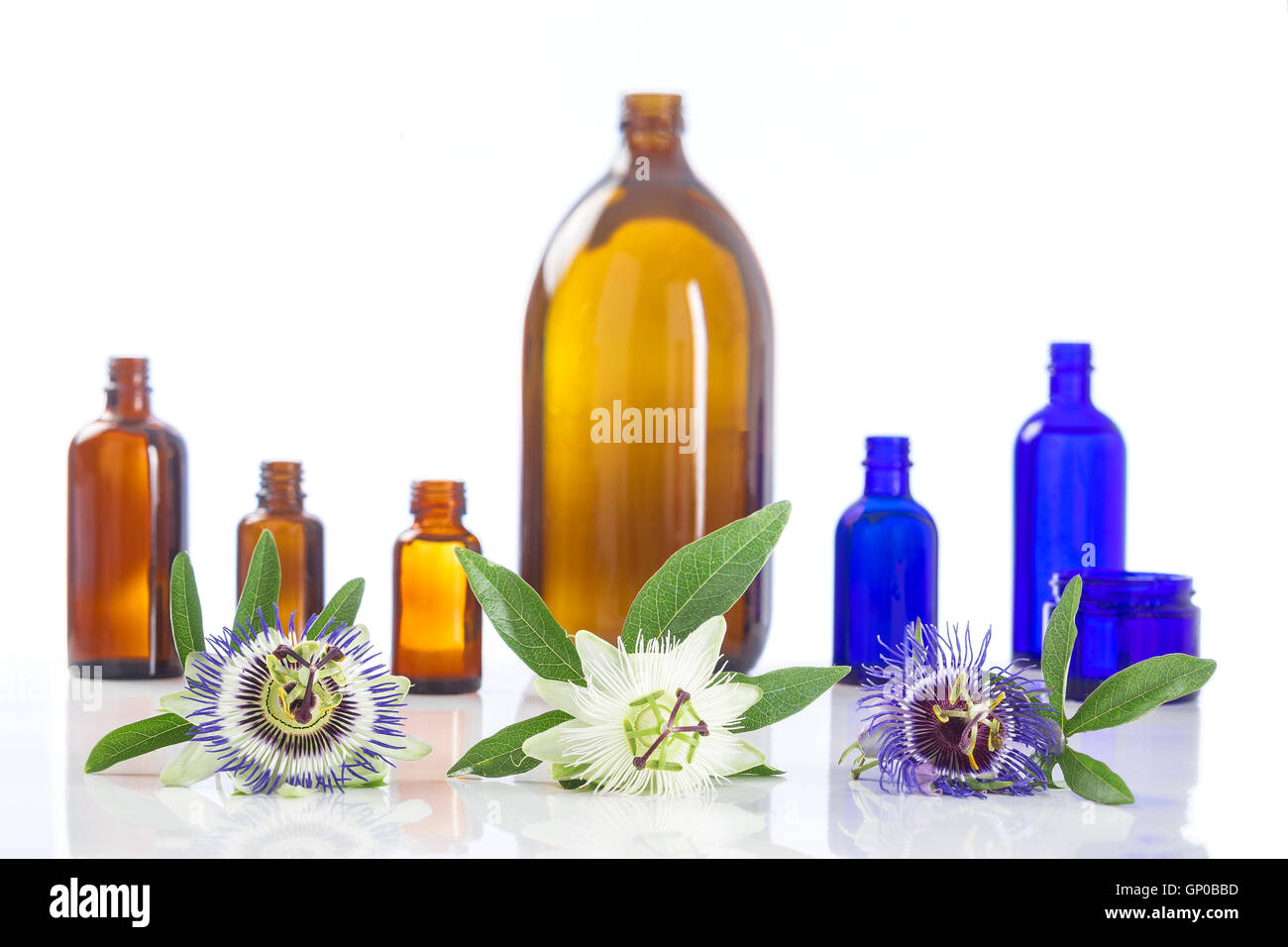 Passionsblume mit Aromatherapie ätherische Öl blau und braun Glasflasche Stockfoto