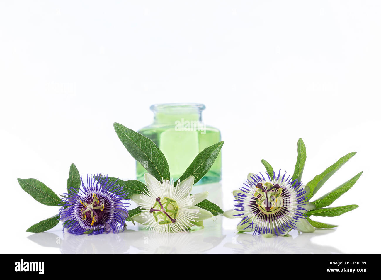 Passionsblume mit Aromatherapie ätherische Öl blau und braun Glasflasche Stockfoto