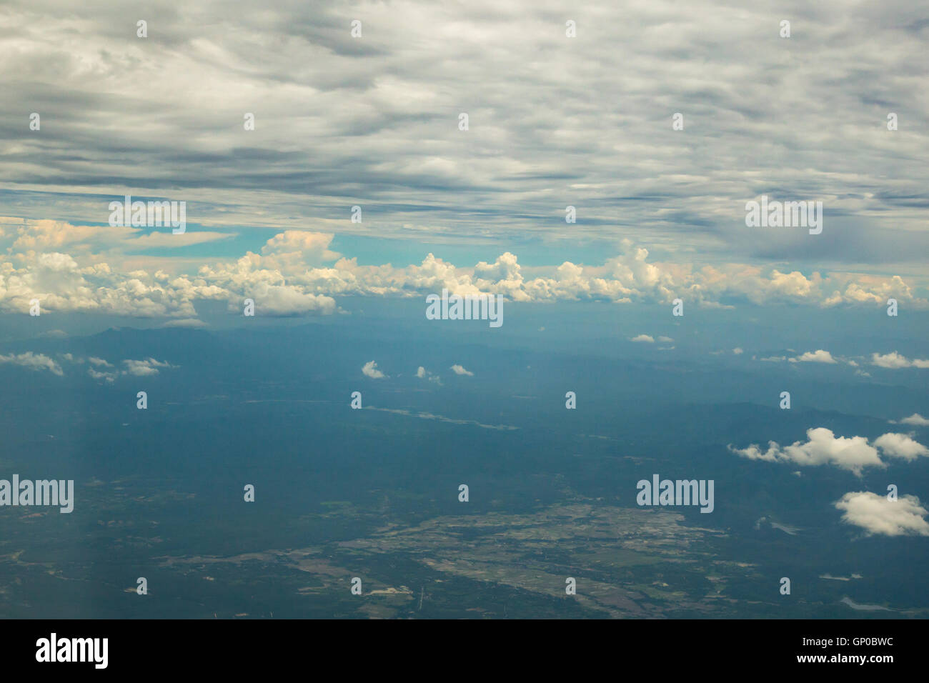 Zeigen Sie über Wolken und blauer Himmel auf Flugzeug an. Stockfoto