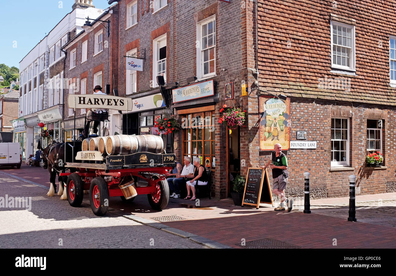 Harveys Brauerei Dray Pferde liefern Fässer Bier, Gärtners Arms Pub in Cliffe High Street Lewes UK fotografieren genommen b Stockfoto
