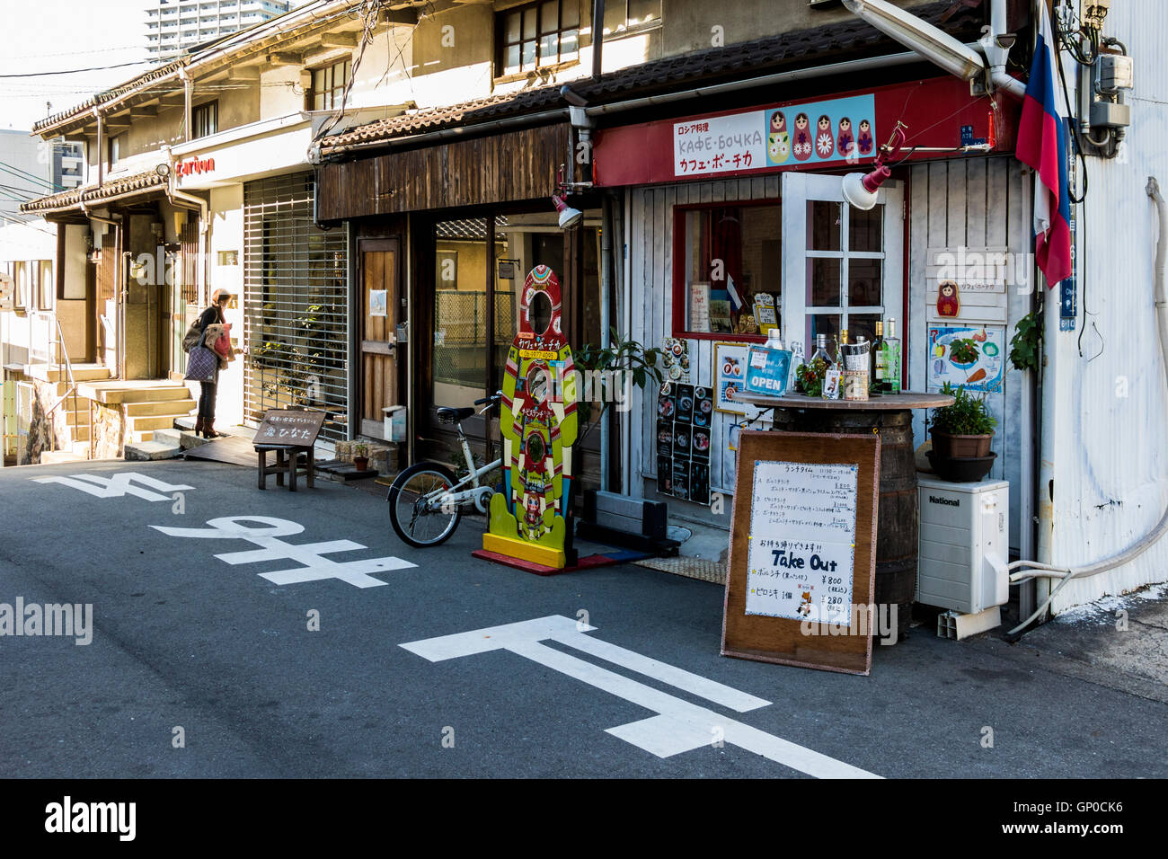 Person Schaufensterbummel in kleinen Geschäften in Straßen von Osaka Japan Stockfoto