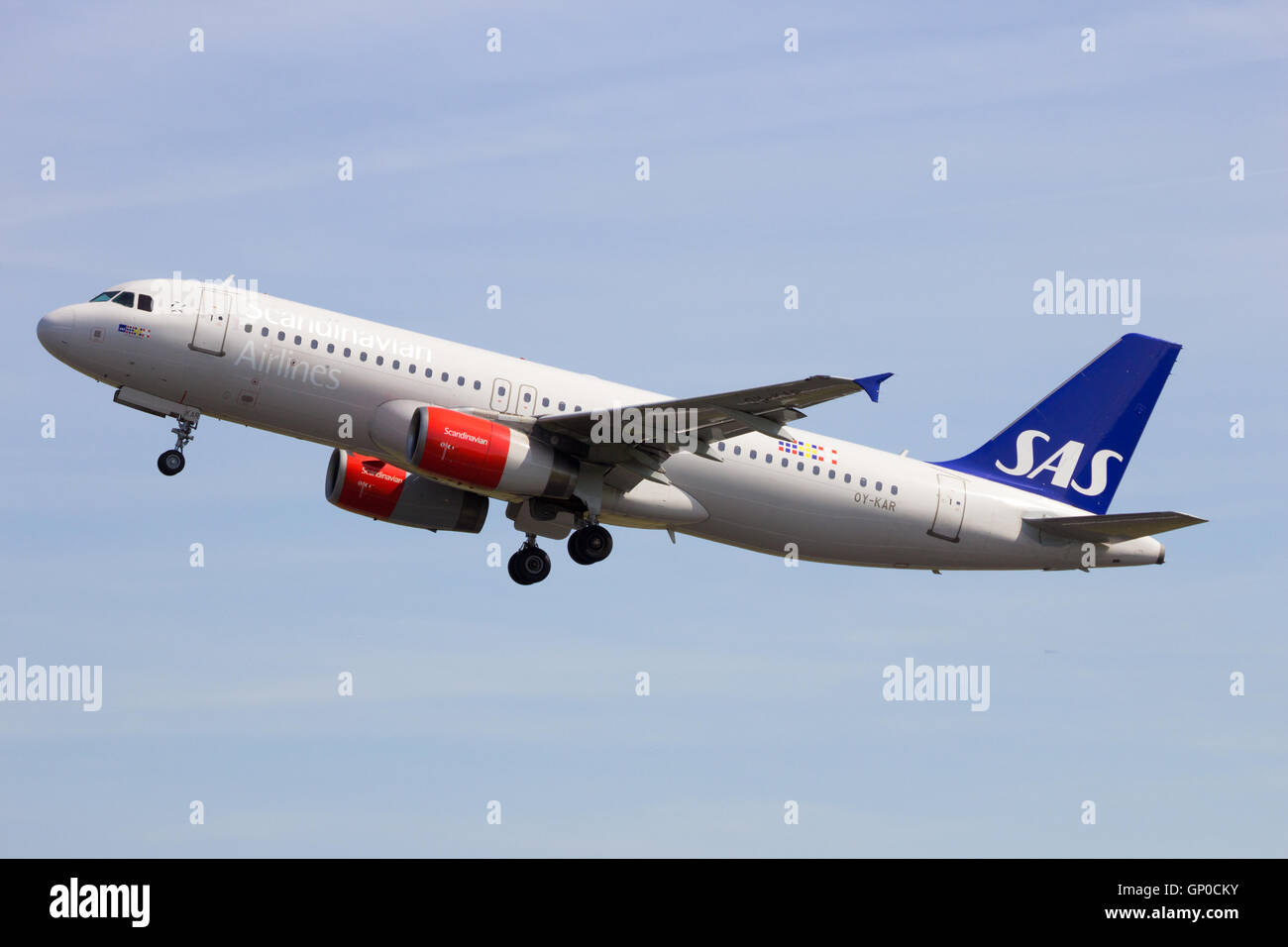 Scandinavian Airlines (SAS) Airbus A320-200 dem Start vom Flughafen Amsterdam-Schiphol. SAS ist die l Stockfoto