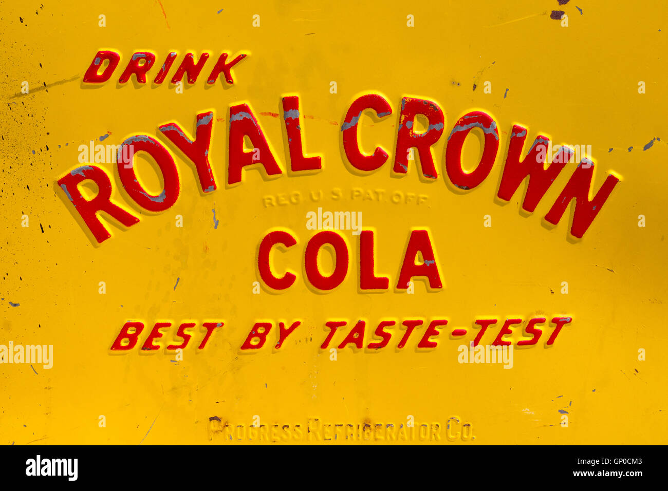 Royal Crown Cola-Logo auf einem Vintage Automaten. Stockfoto