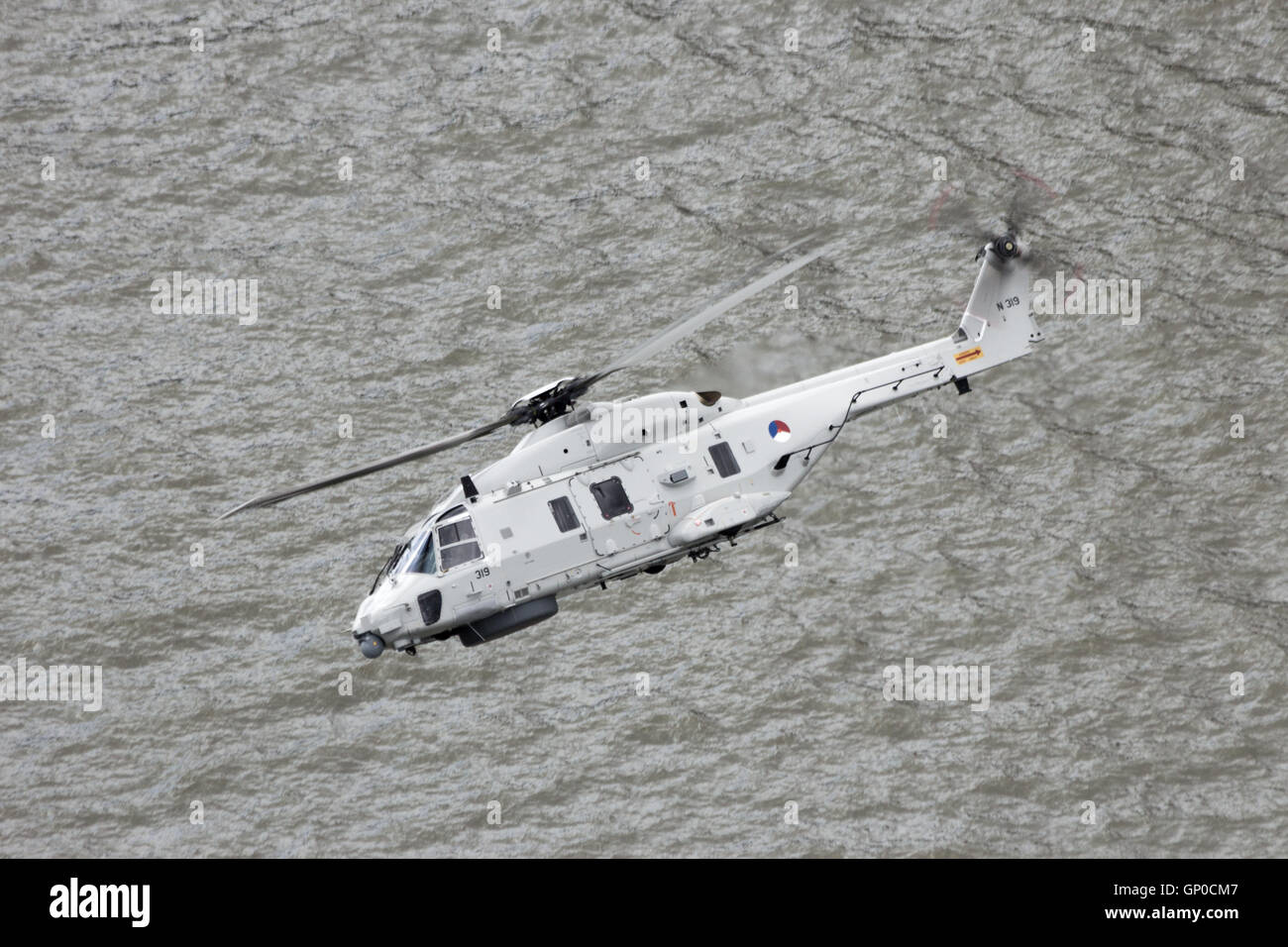 Königliche Niederlande-Marine-NH90-Hubschrauber fliegen über die Maas. Stockfoto