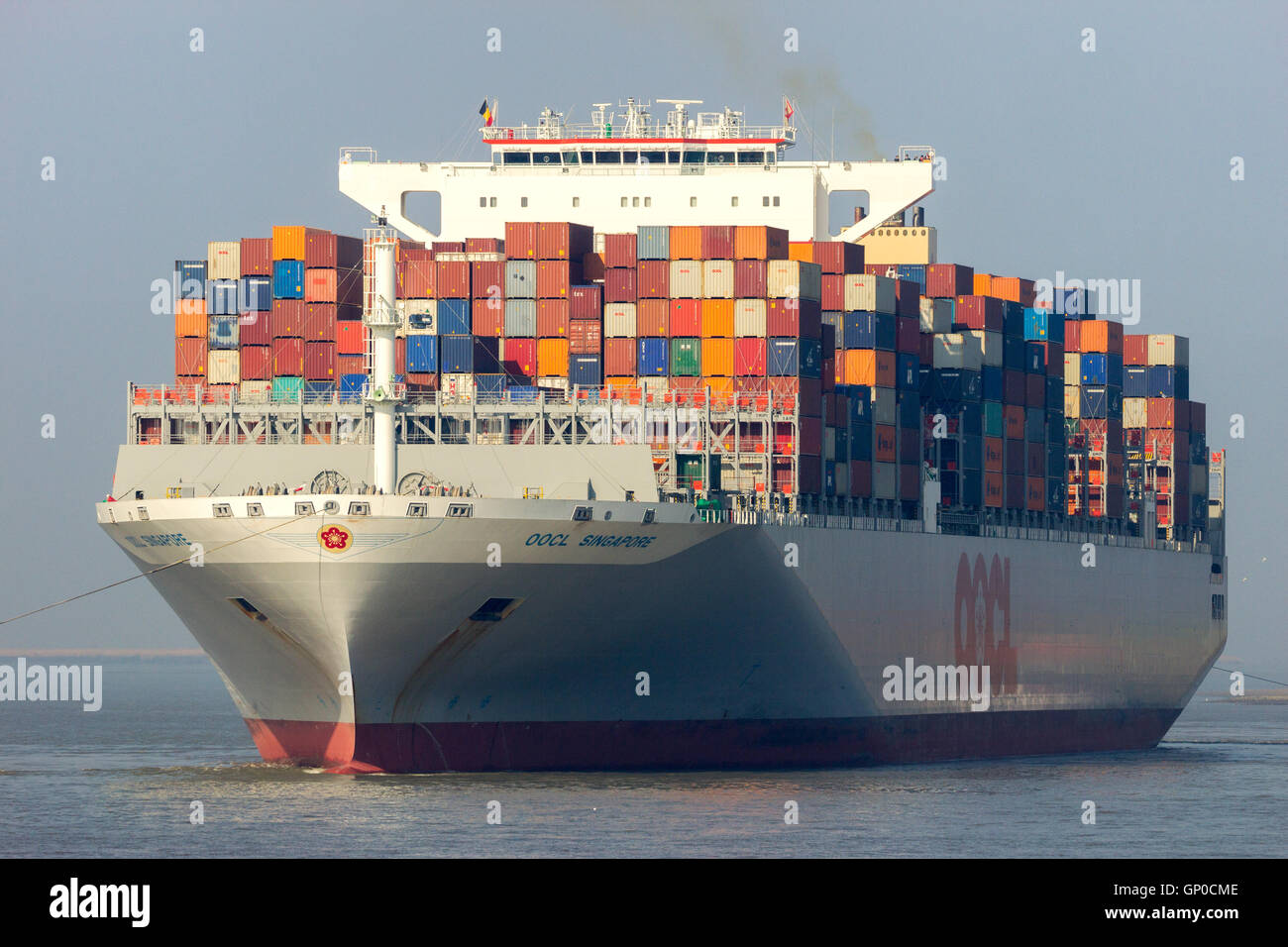 Containerschiff OOCL Singapur verlassen einen Container terminal im Hafen von Antwerpen. Stockfoto