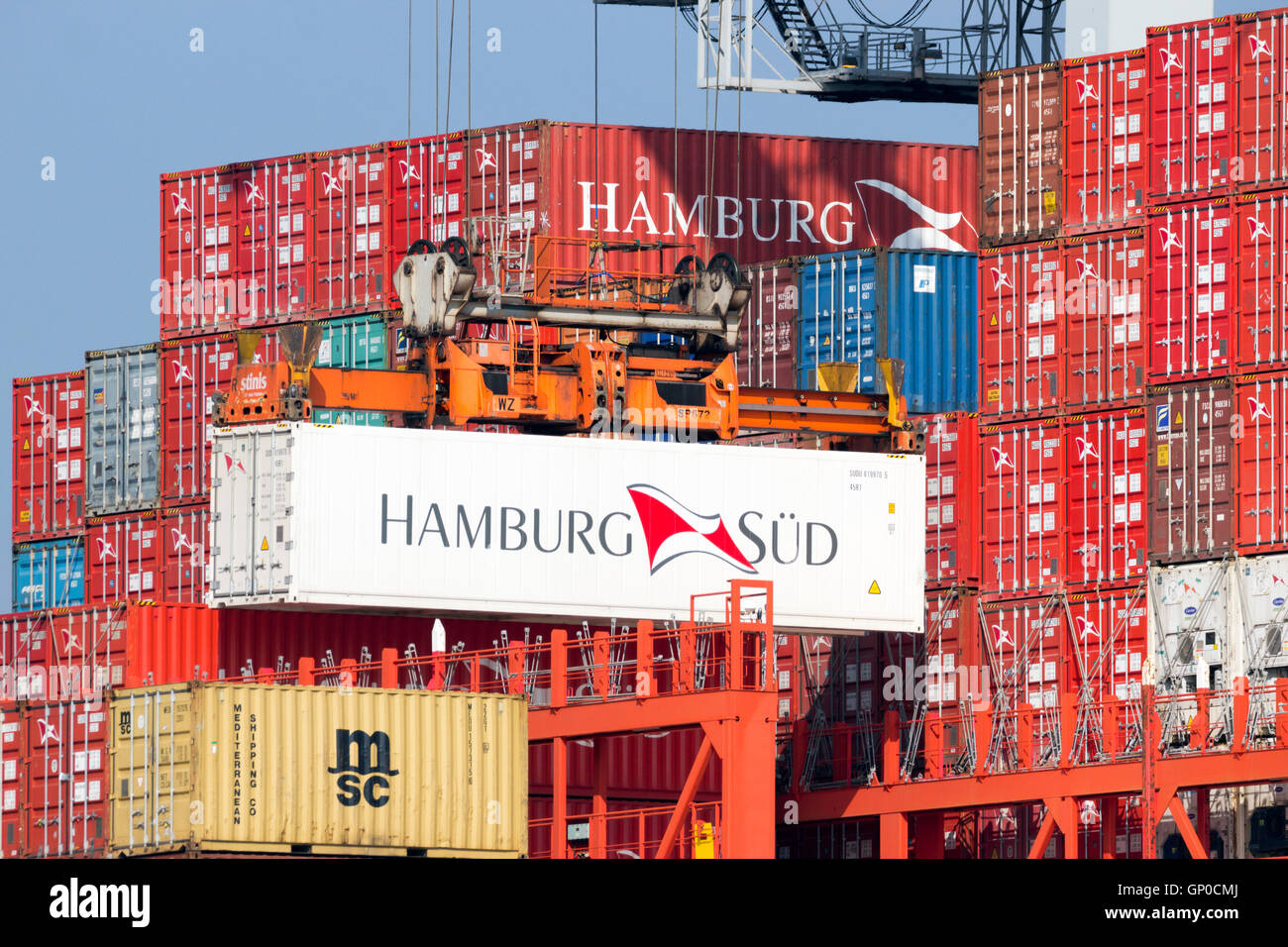 Container von Hamburg Sud wird auf einem Schiff in den Hafen von Rotterdam geladen. Stockfoto