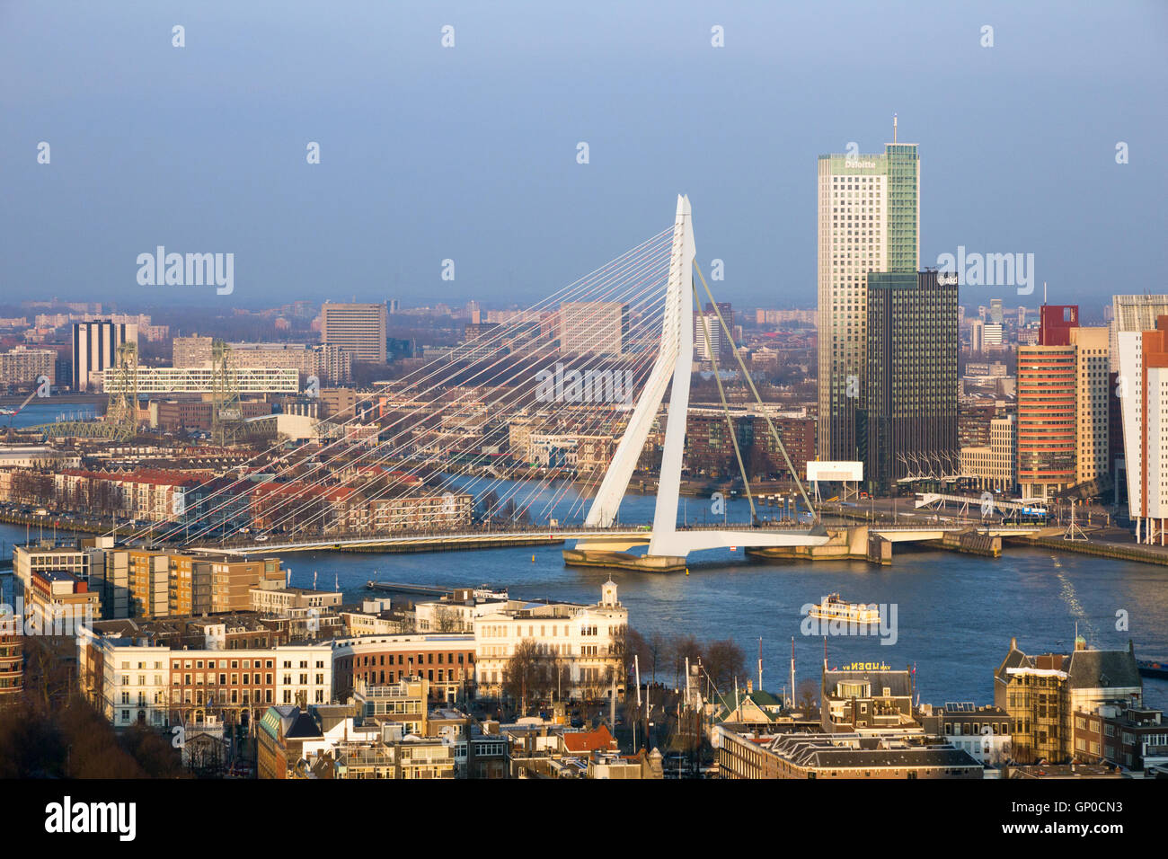 Sehen Sie auf der Erasmus-Brücke und die Stadt von Rotterdam Stockfoto