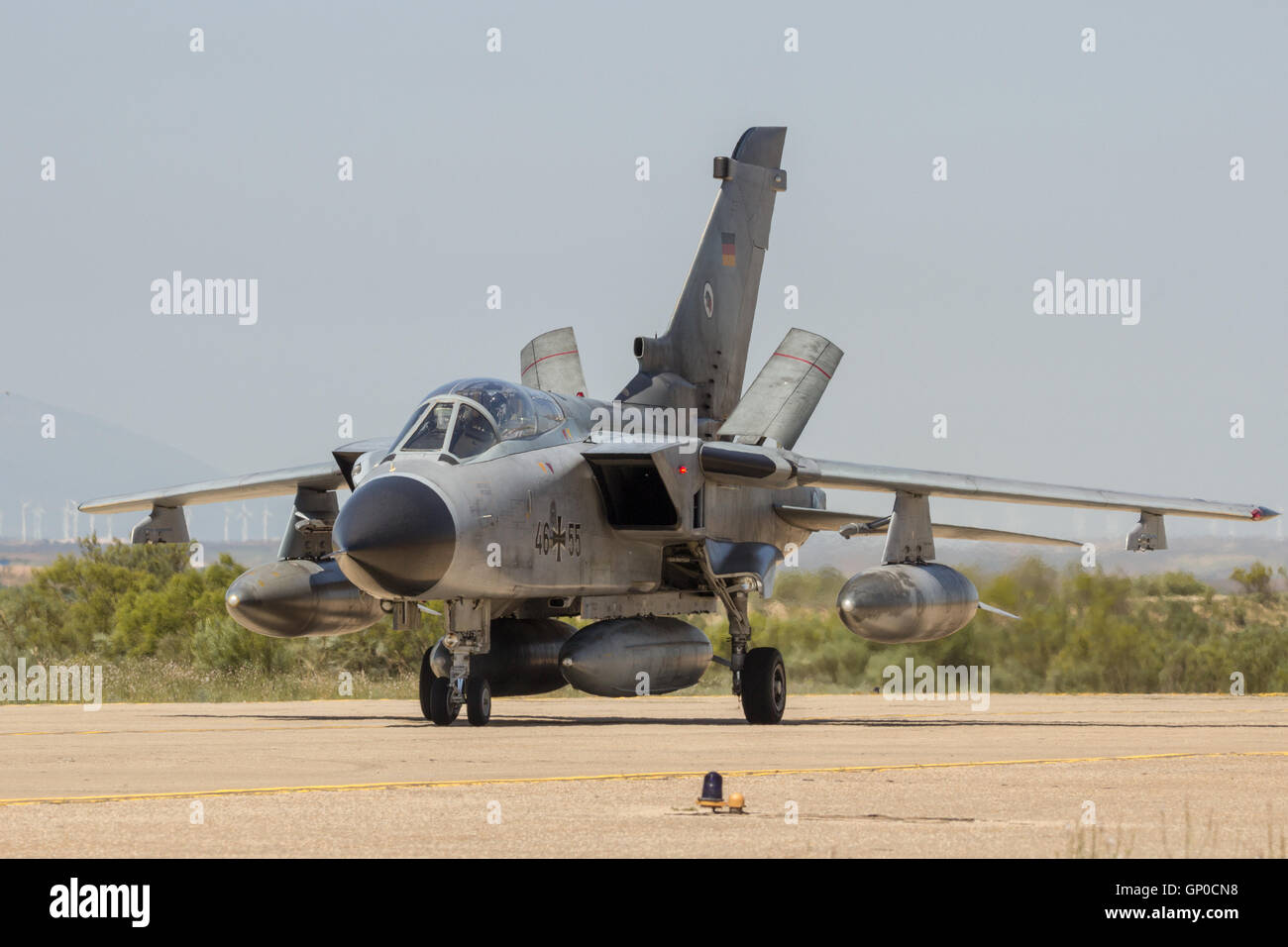 Deutsche Luftwaffe Tornado Kampfjet Rollen nach der Landung auf Zaragoza Luftwaffenstützpunkt. Stockfoto