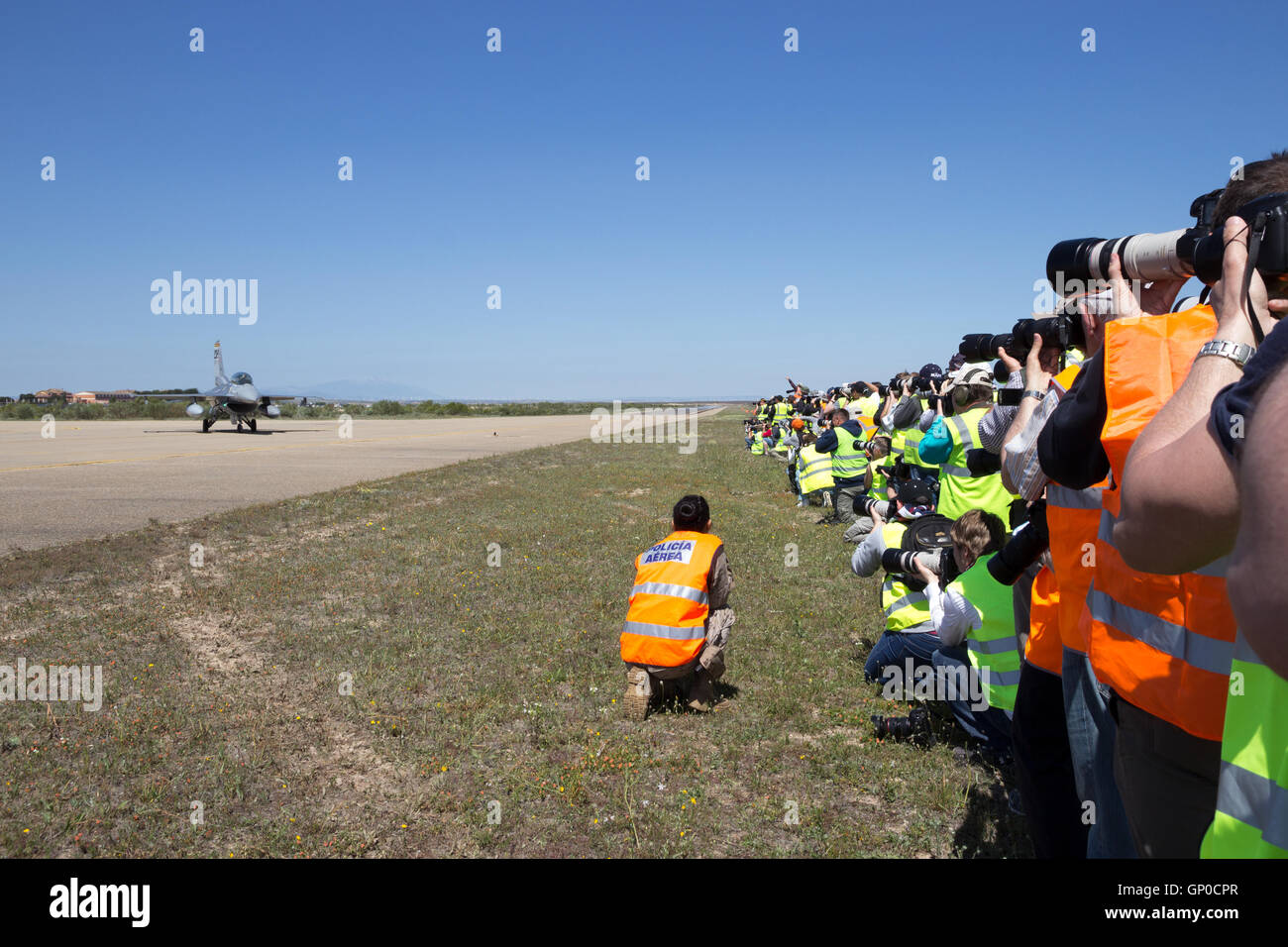 Plane Spotter fotografieren einen Kampfjet auf dem Taxi. Stockfoto