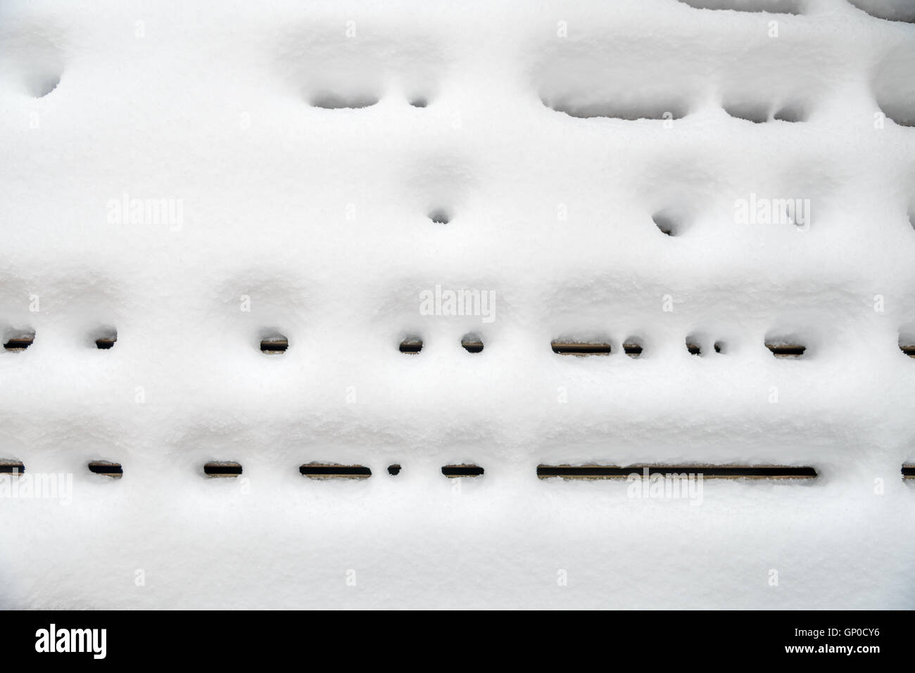Detail der Terrasse des Hauses im Winter mit Schnee Stockfoto