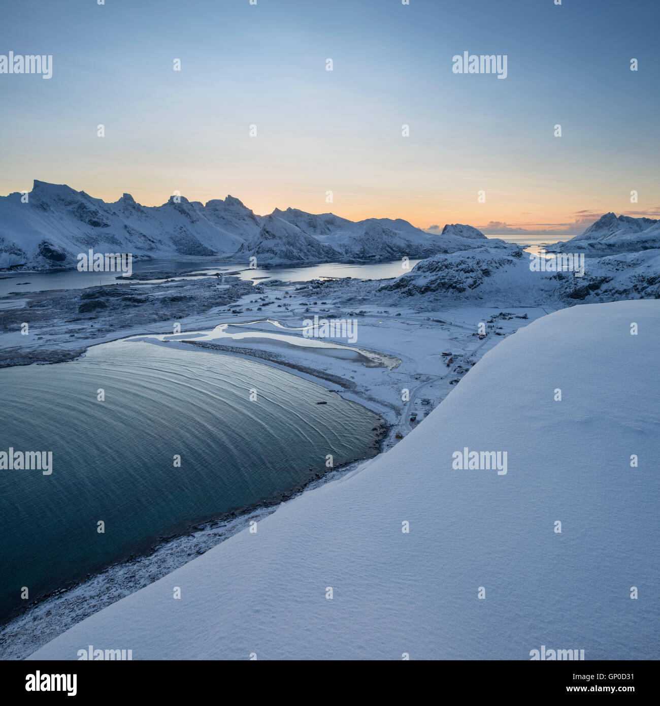 Winter-Blick auf Ytresand Strand, Moskenesøy, Lofoten Inseln, Norwegen Stockfoto