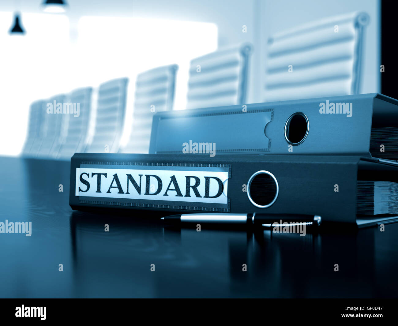 Dateiordner mit Inschrift Standard auf schwarzen Desktop. Standard - Ordner auf dem Schreibtisch aus Holz. Standard - Business-Konzept auf unscharf Stockfoto