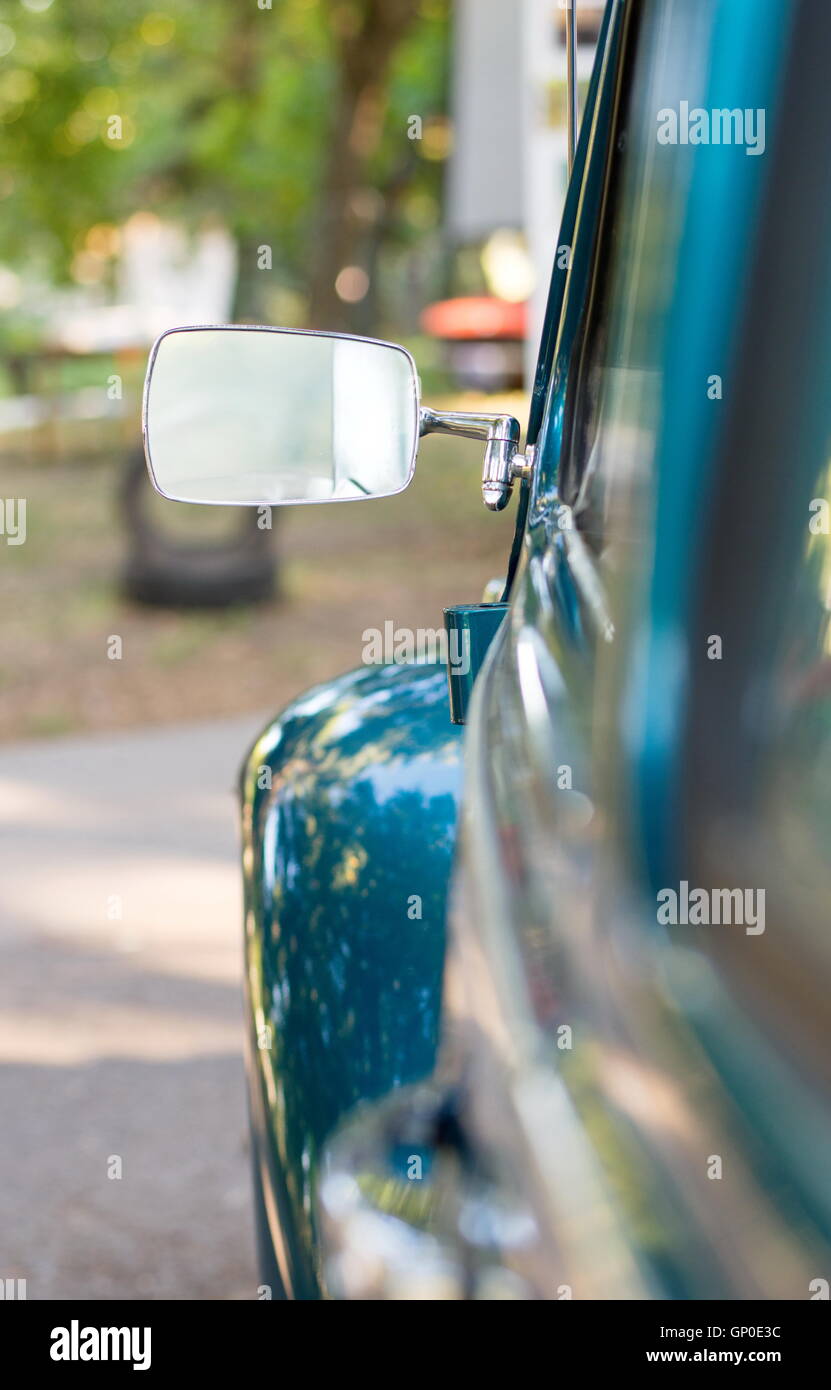 Hintere Metallspiegel von einem alten Auto Stockfoto