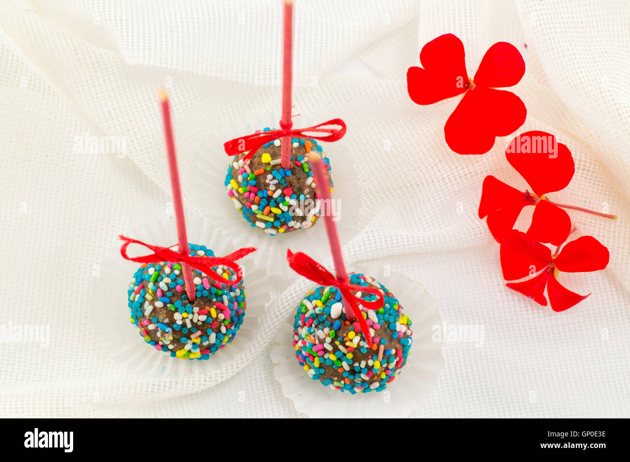 Cake pops auf einem Tisch mit weißer Seide Stoff bedeckt Stockfoto