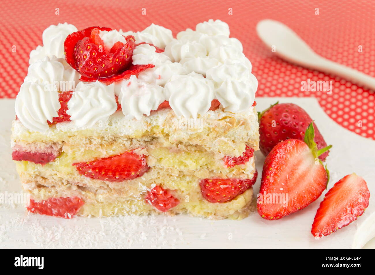 Hausgemachte süße Frucht-Kuchen mit frischen Erdbeeren Stockfoto