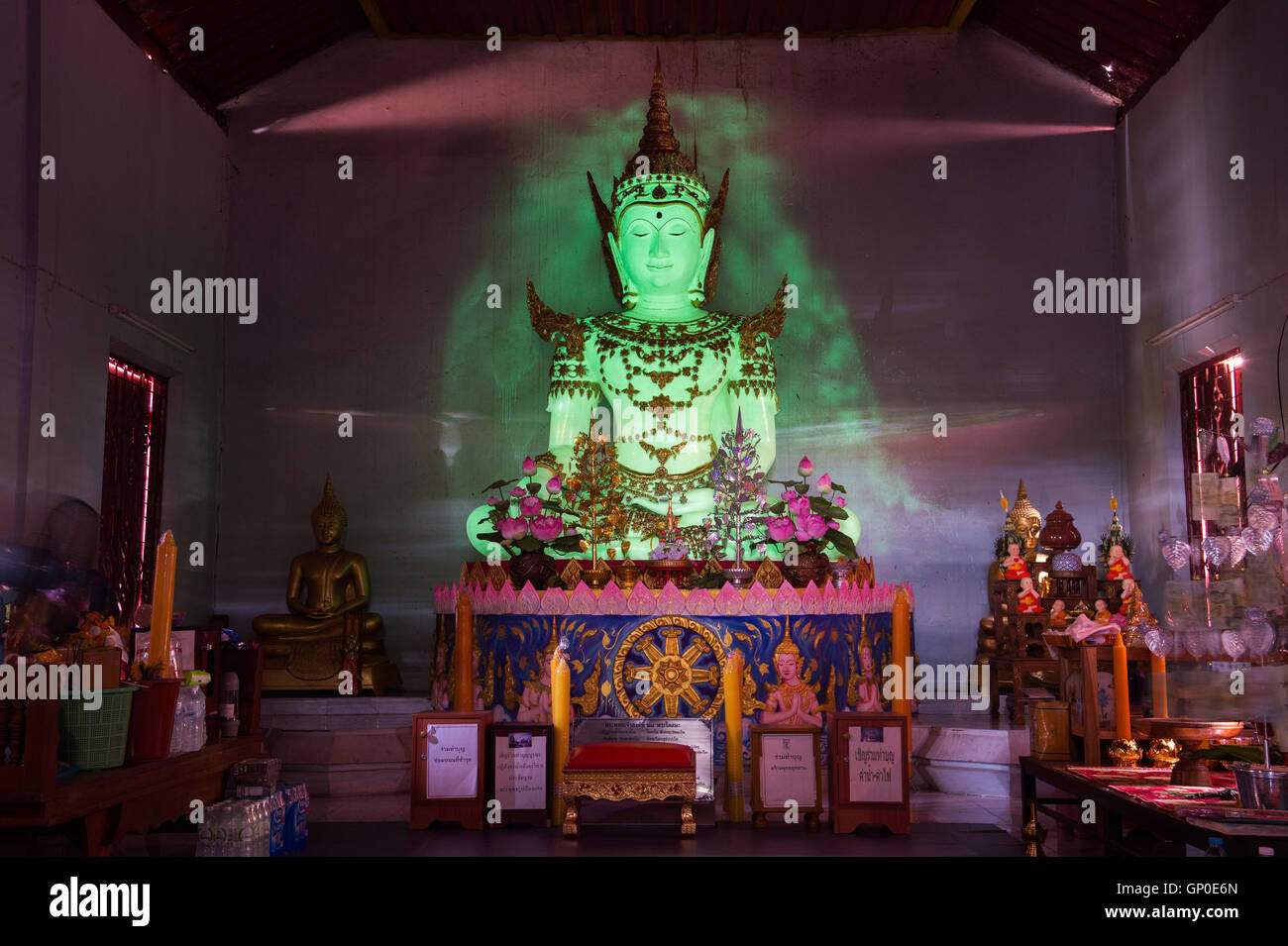 LAMPANG, THAILAND-19. Juli 2016: Wat Doi Wang Hua Temple.Phosphorescent Buddha-Statue in Lampang Provinz, Thailand. Stockfoto