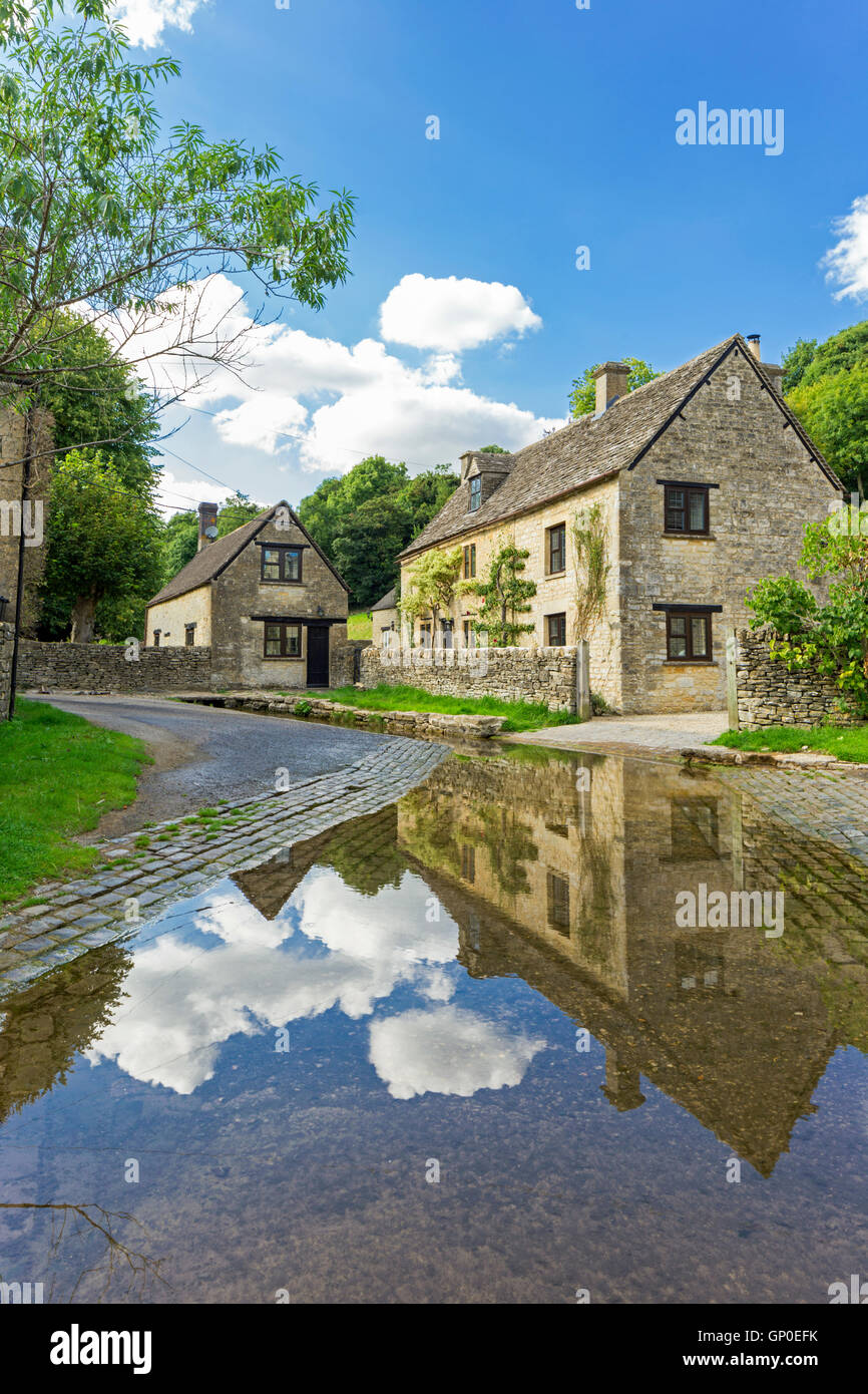 Der Fluss Dunt geht durch das Dorf Duntisbourne Leer wo diese attraktive Ford finden, Gloucestershire, England. Stockfoto