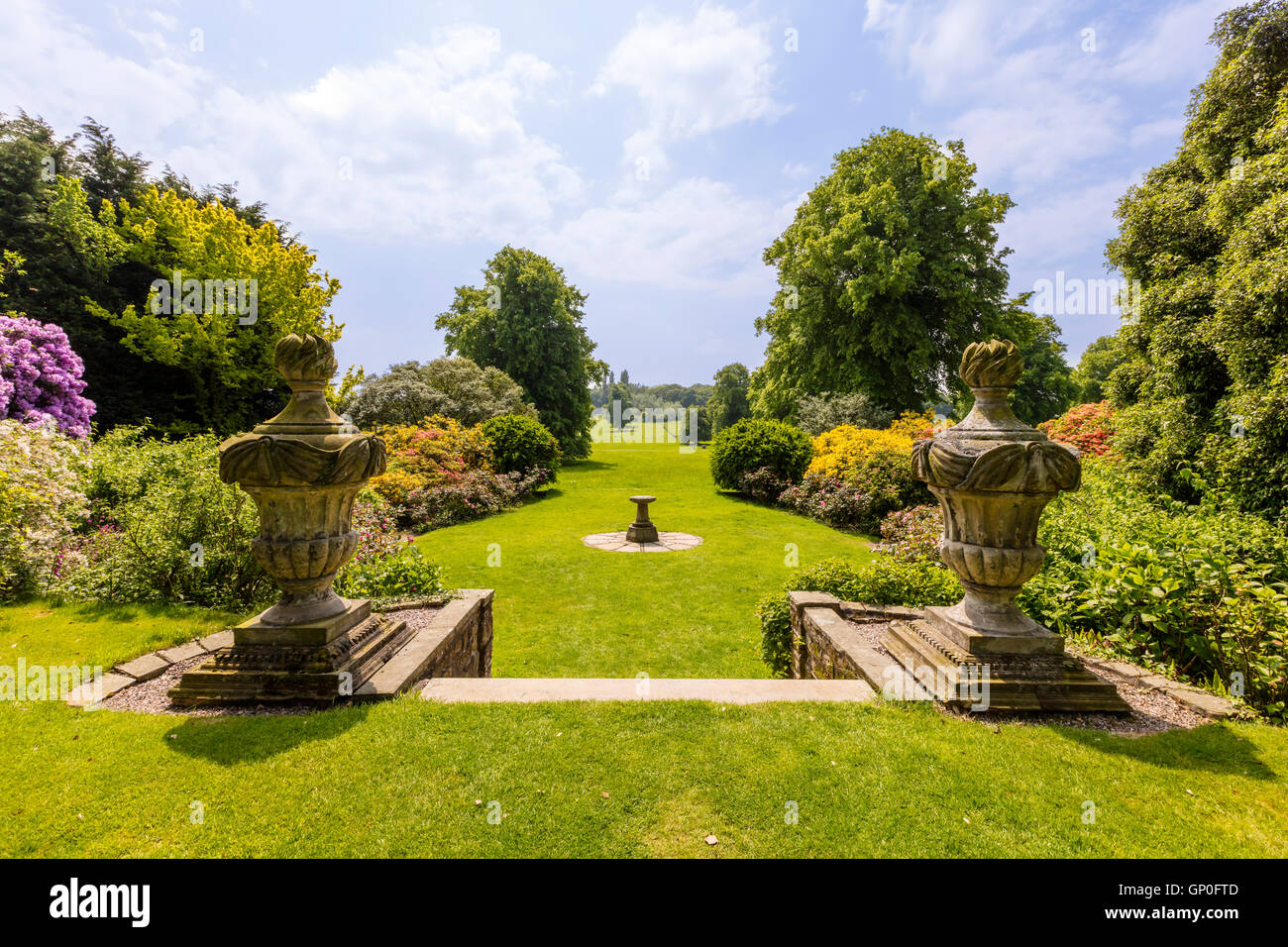 Schöne Aussicht auf den Garten und die Anlage eines englischen Landhauses. Stockfoto