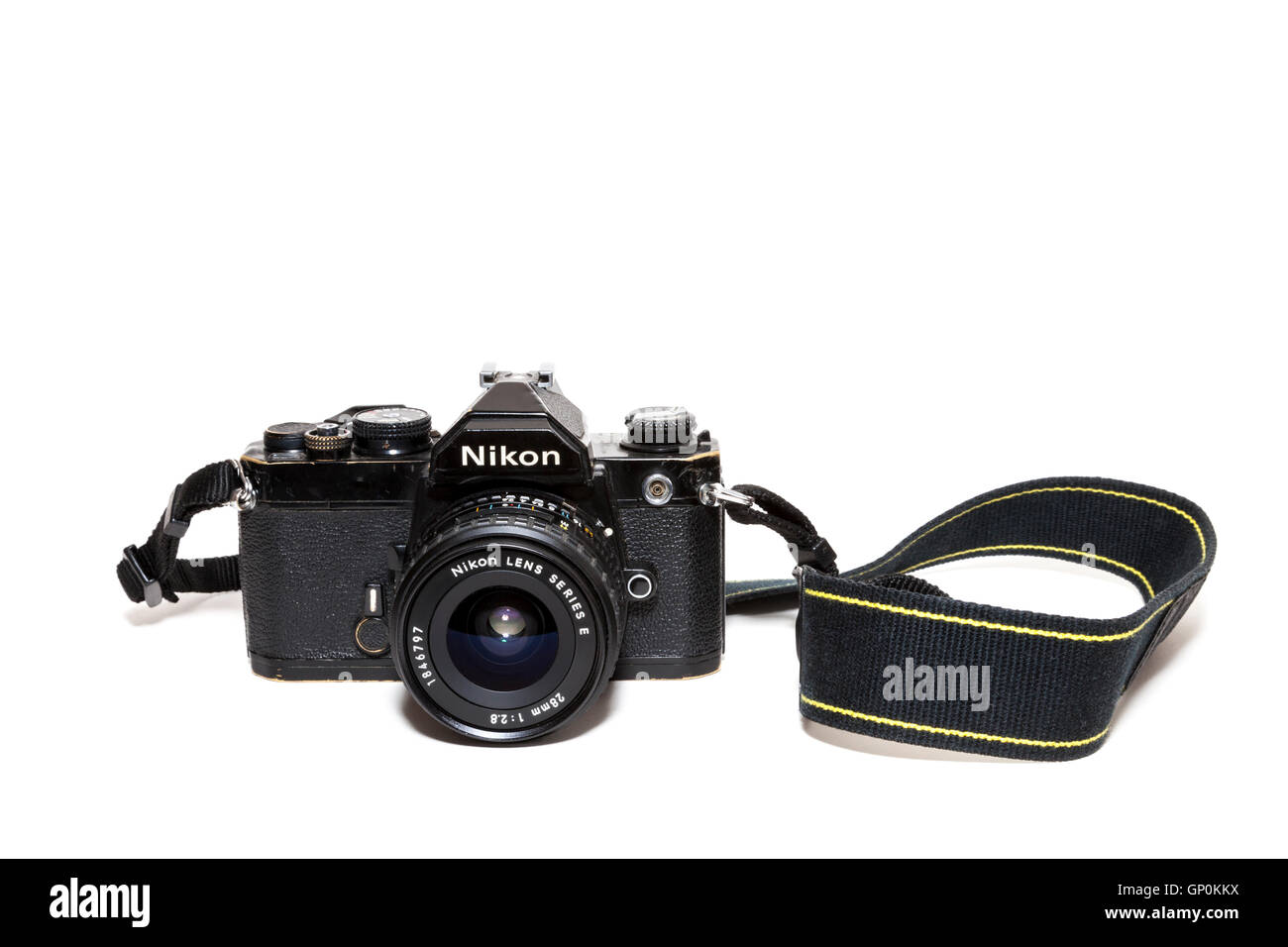 Nikon FM. Eine alte 35mm Nikon SLR-Kamera für Film mit Gurt befestigt Stockfoto