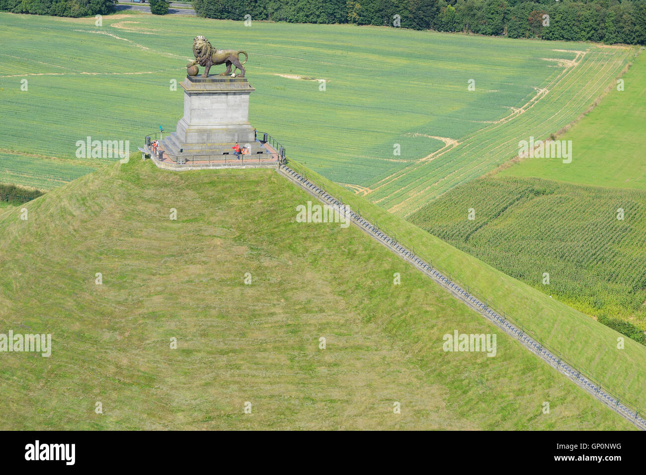 LUFTAUFNAHME. Löwenhügel, ein Denkmal auf dem Gelände des historischen Schlachtfeldes von Waterloo. Braine-l'Alleud, Wallonien, Belgien. Stockfoto