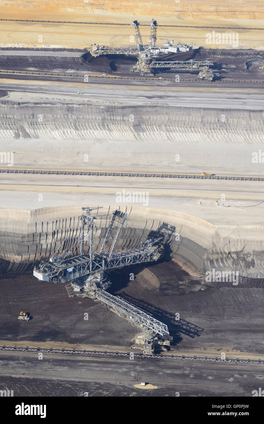LUFTAUFNAHME. Schaufelradbagger bei der Arbeit. Kohlenbergwerk Garzweiler, Jüchen, Nordrhein-Westfalen, Deutschland. Stockfoto