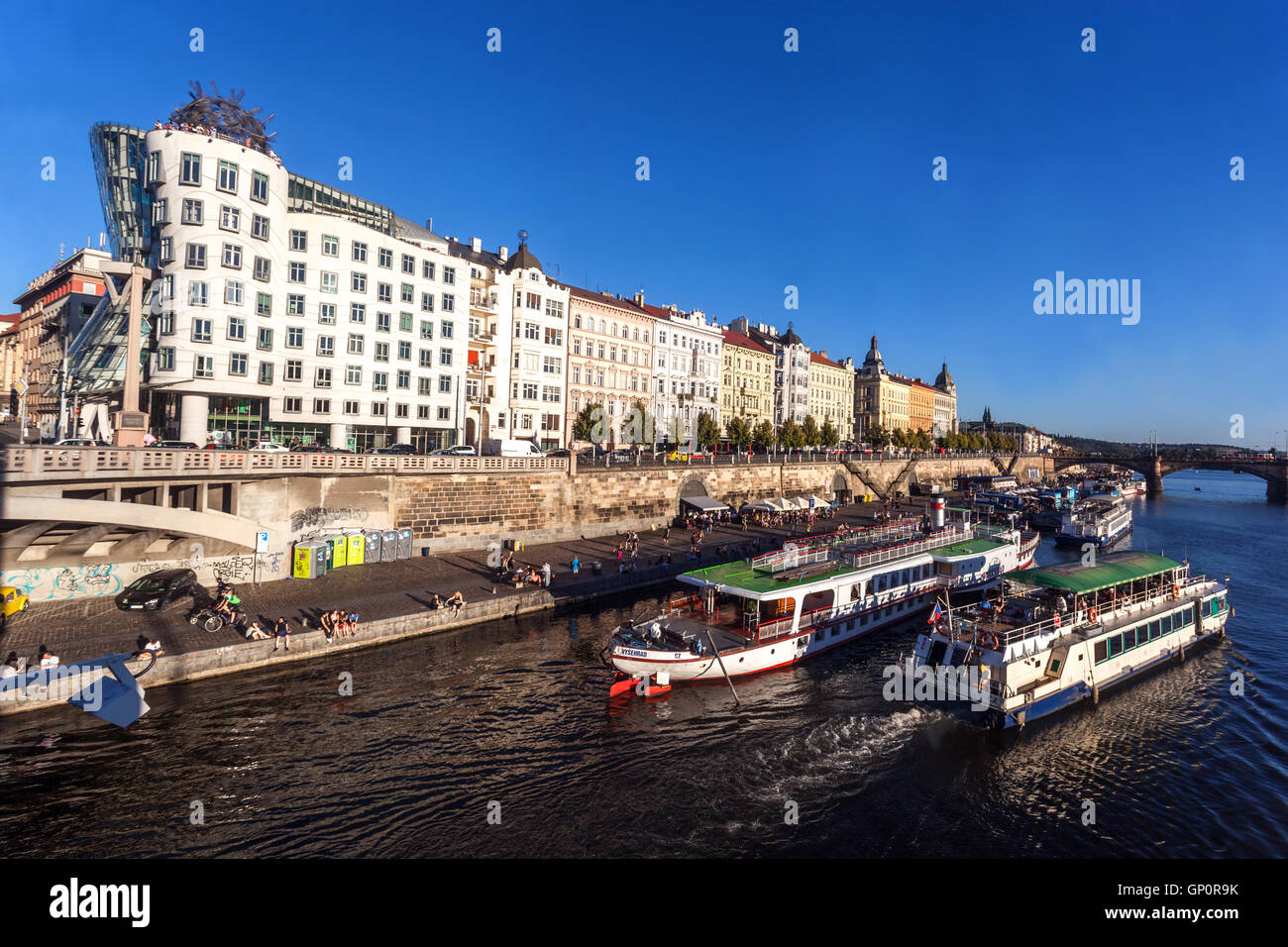 Tanzendes Haus von Prag am Flußufer, Prag, Tschechische Republik, Europa Stockfoto