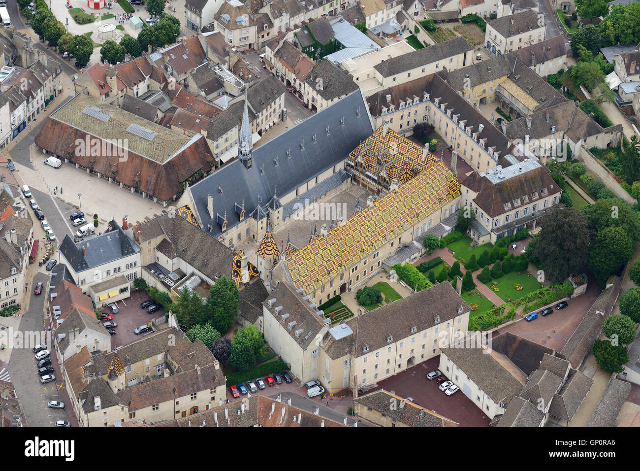 LUFTAUFNAHME. Mittelalterliches Hospiz von Beaune mit seinem Dach aus glasierten Fliesen. Hotel-Dieu of Beaune, Cote d'Or, Burgund, Frankreich. Stockfoto