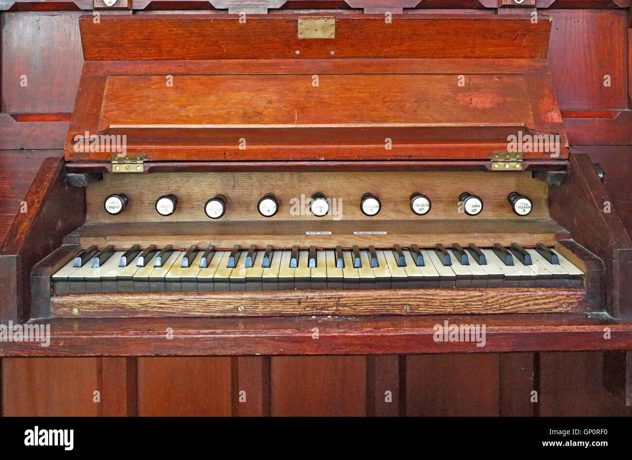Ein Blick auf die Orgel-Tastatur bei der Pfarrei St. Margaret bei Suffield, Norfolk, England, Vereinigtes Königreich. Stockfoto