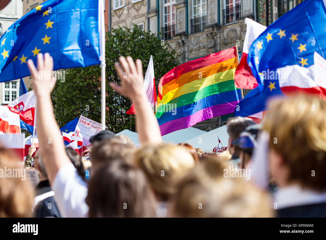 Danzig, Polen, 05.03.2016 - Menschen mit Fahnen der EU, Polen und LGBT-Regenbogen Fahnen bei demonstration Stockfoto