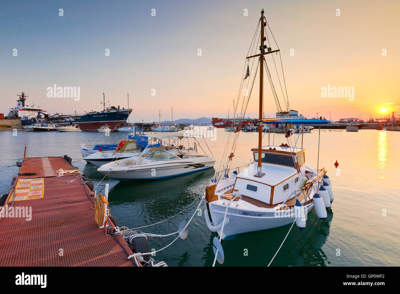 Kleiner Hafen mit Fischerbooten und Motorboote zwischen terminal 3 des Container-Hafen und Werften Perama. Stockfoto