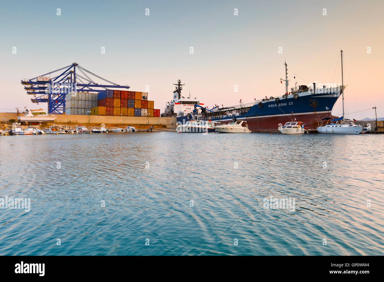 Kleiner Hafen mit Fischerbooten und Motorboote zwischen terminal 3 des Container-Hafen und Werften Perama. Stockfoto