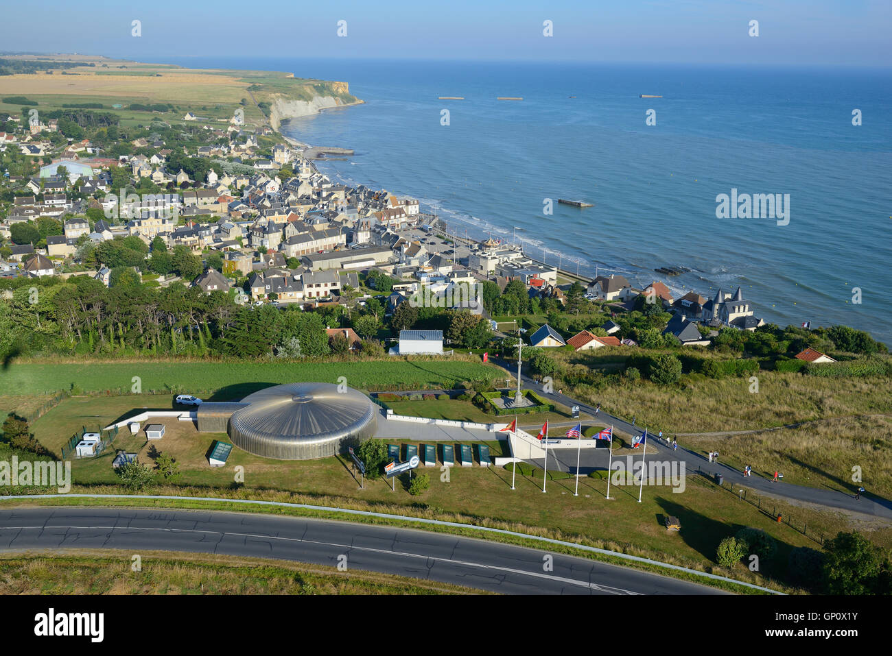LUFTAUFNAHME. Geographisches Zentrum der Landungen der Normandie. Arromanches-les-Bains, Calvados, Normandie, Frankreich. Stockfoto