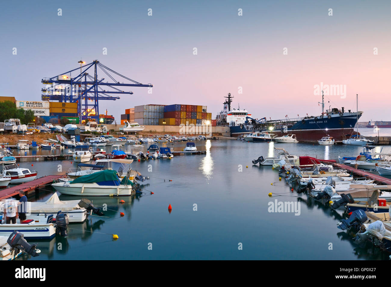 Kleiner Hafen mit Fischerbooten und Motorboote zwischen terminal 3 des Container-Hafen und Werften Perama. Stockfoto