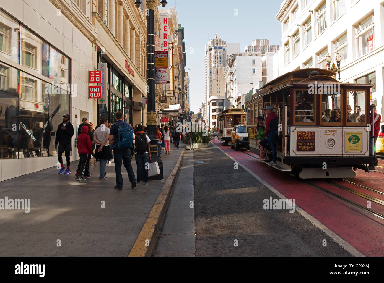 Straßenbahn mit Passagieren pendeln um in der Innenstadt in San Francisco im August 2016 zu stoppen. Editorial.Horizontal Ansicht. Stockfoto