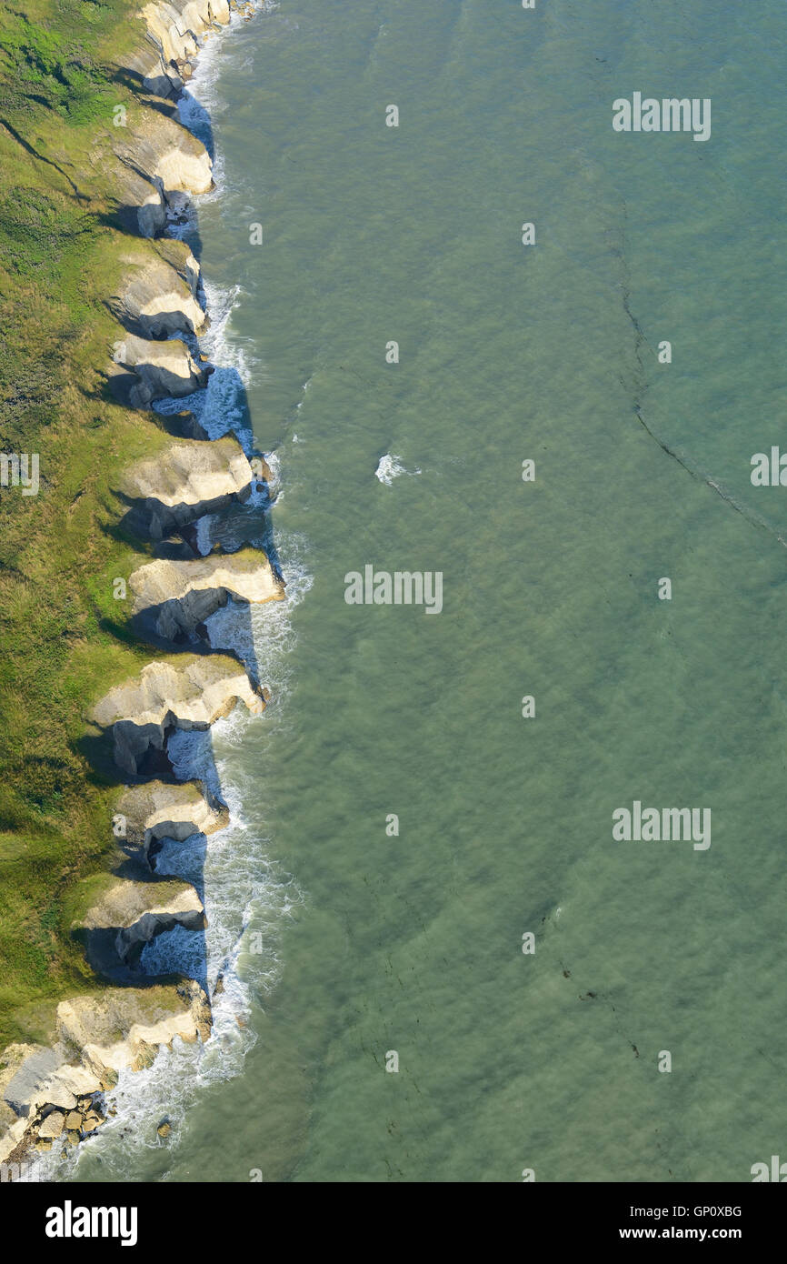 LUFTAUFNAHME. Zerklüftete Küste. Englischer Kanal in Aure sur Mer, Calvados, Normandie, Frankreich. Stockfoto