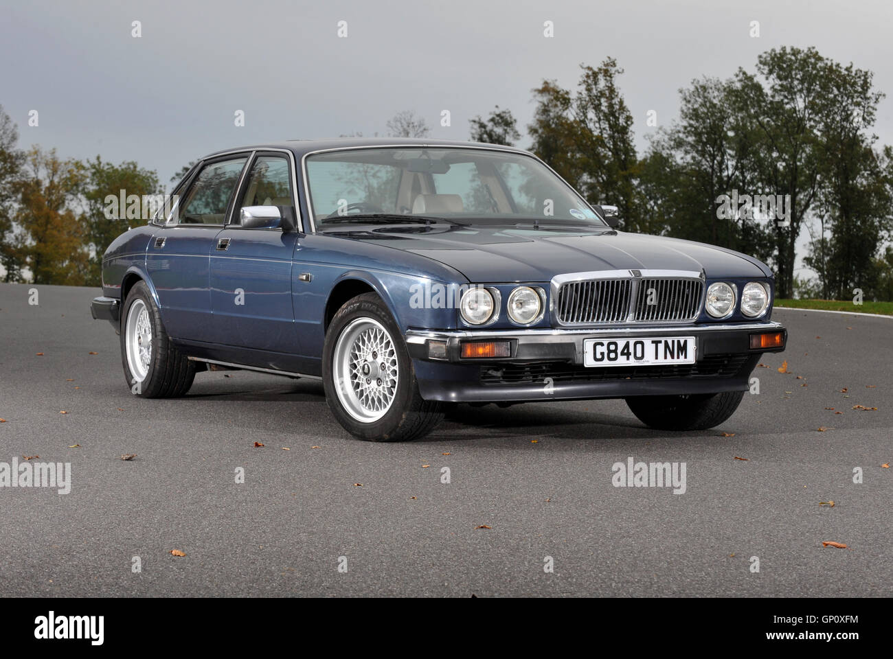Straße (1990) und Rennversionen (1986) von der Luxus-Limousine Jaguar XJ6 Stockfoto