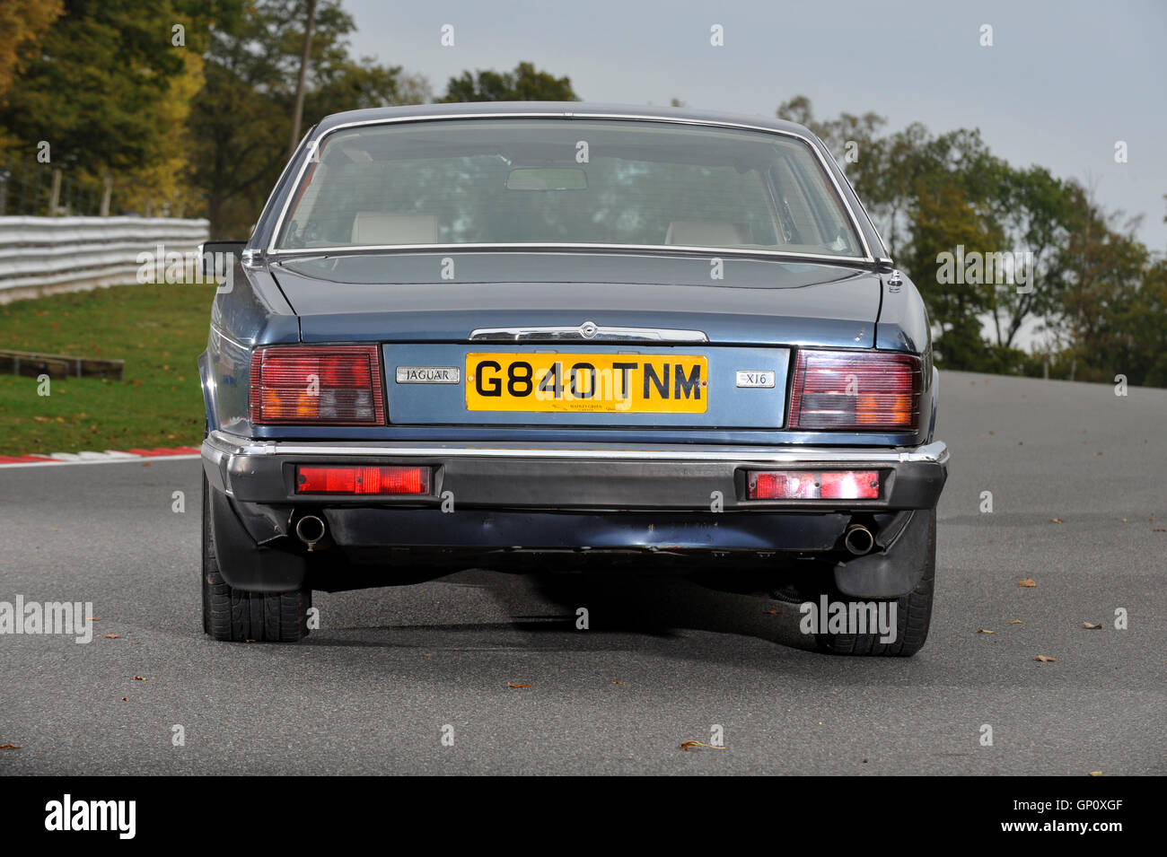 Straße (1990) und Rennversionen (1986) von der Luxus-Limousine Jaguar XJ6 Stockfoto