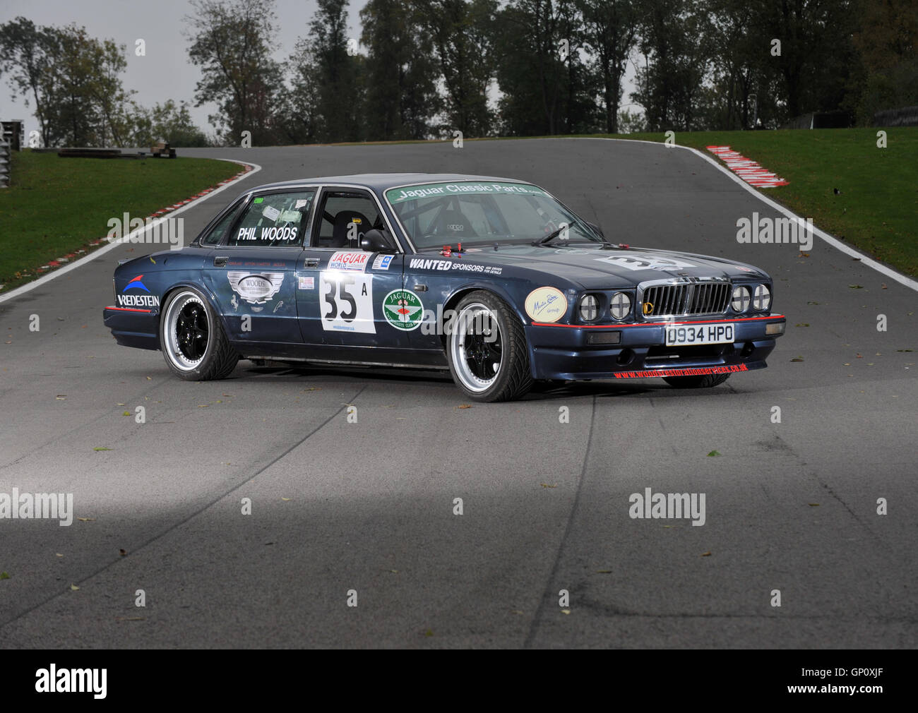 Straße (1990) und Rennversionen (1986) von der Luxus-Limousine Jaguar XJ6 Stockfoto