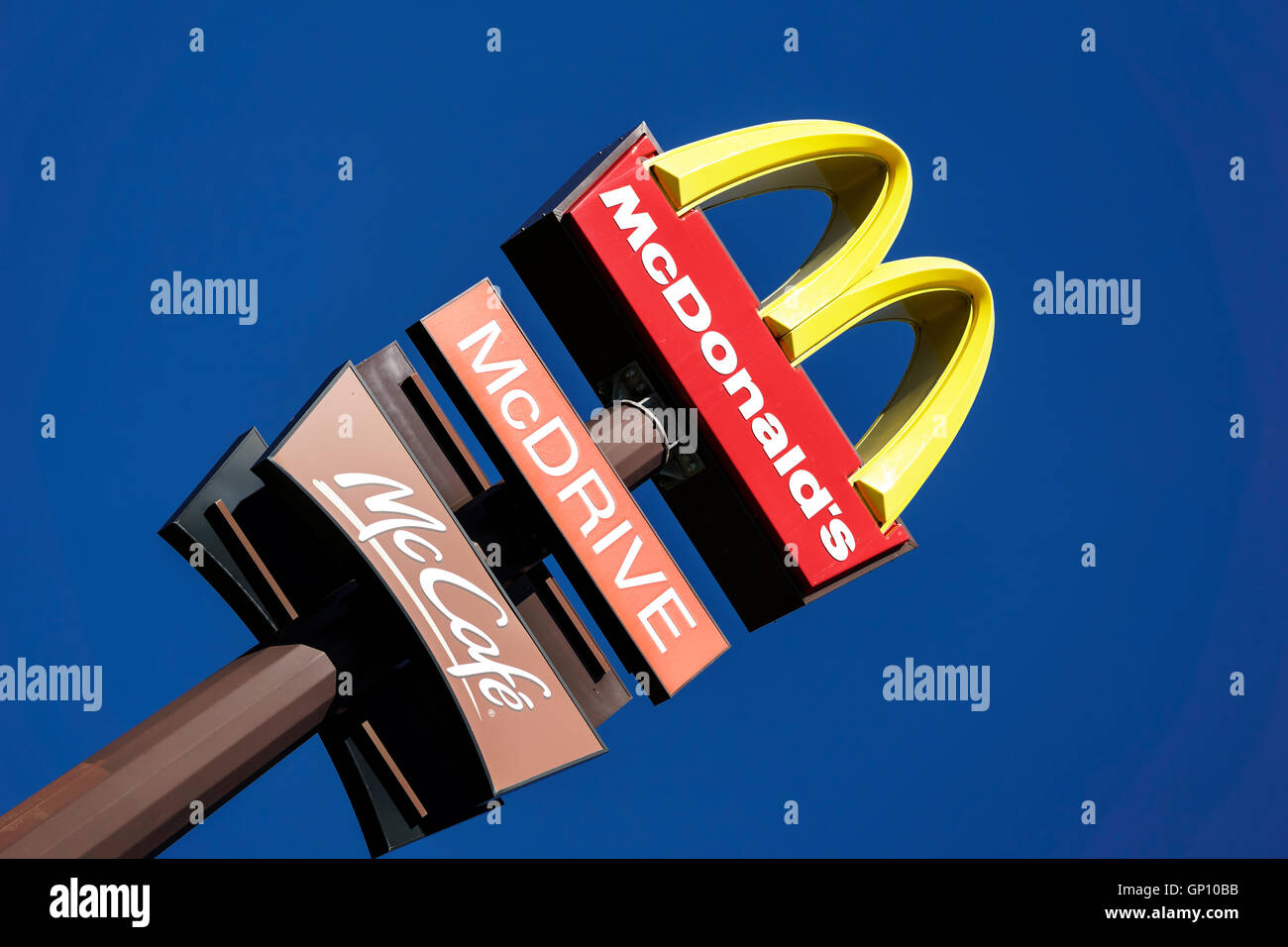 die Mcdonalds Werbeschild über einen Pylon in den blauen Himmel Stockfoto