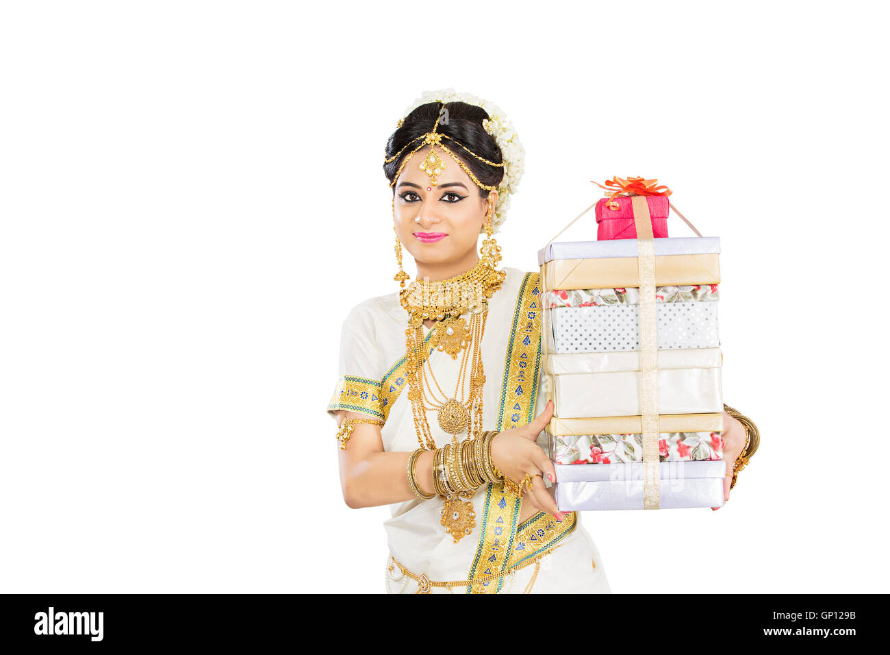 1 schöne Erwachsene Braut Malayalee Frau Diwali Geschenk anzeigen Stockfoto