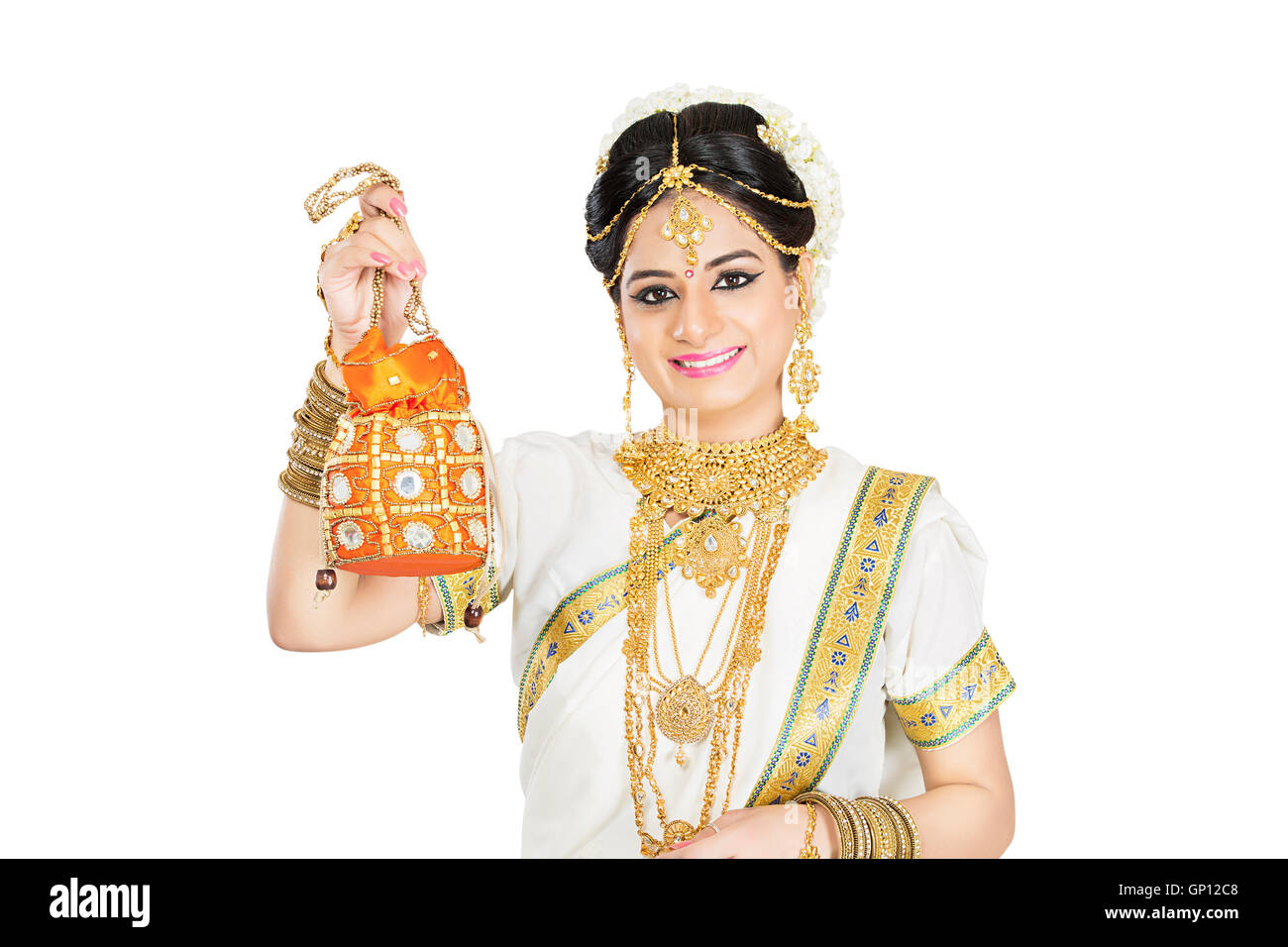 1 schöne Erwachsene Braut Malayalee Frau Diwali-Sack Geschenke anzeigen Stockfoto