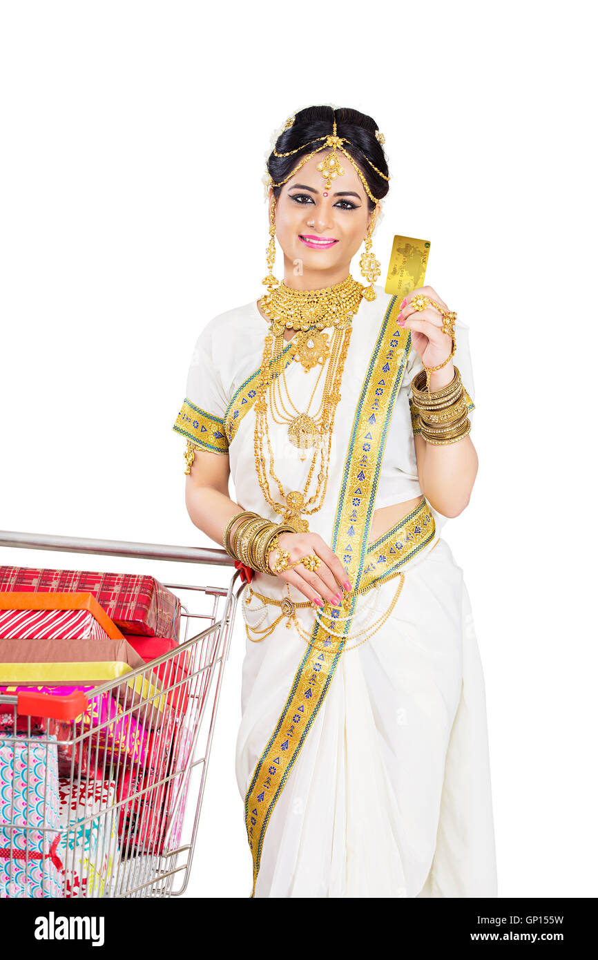 1 schöne Erwachsene Braut Malayalee Frau Diwali Cart Trolley Fülle Geschenk Kreditkarte einkaufen Stockfoto