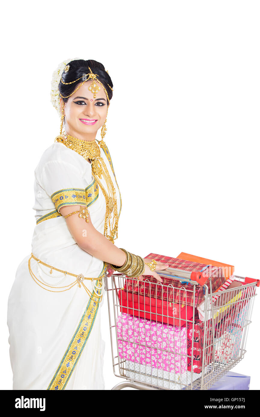 1 schöne Erwachsene Braut Malayalee Frau Diwali Cart Trolley Fülle Geschenk einkaufen Stockfoto