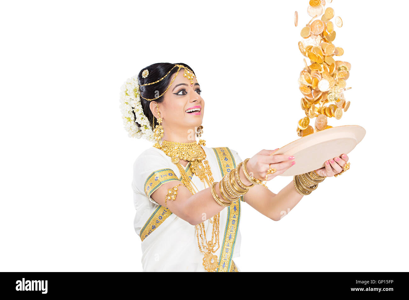 1 schöne Erwachsene Braut Malayalee Frau Diwali fallenden Goldmünze Geld Lotterie Stockfoto