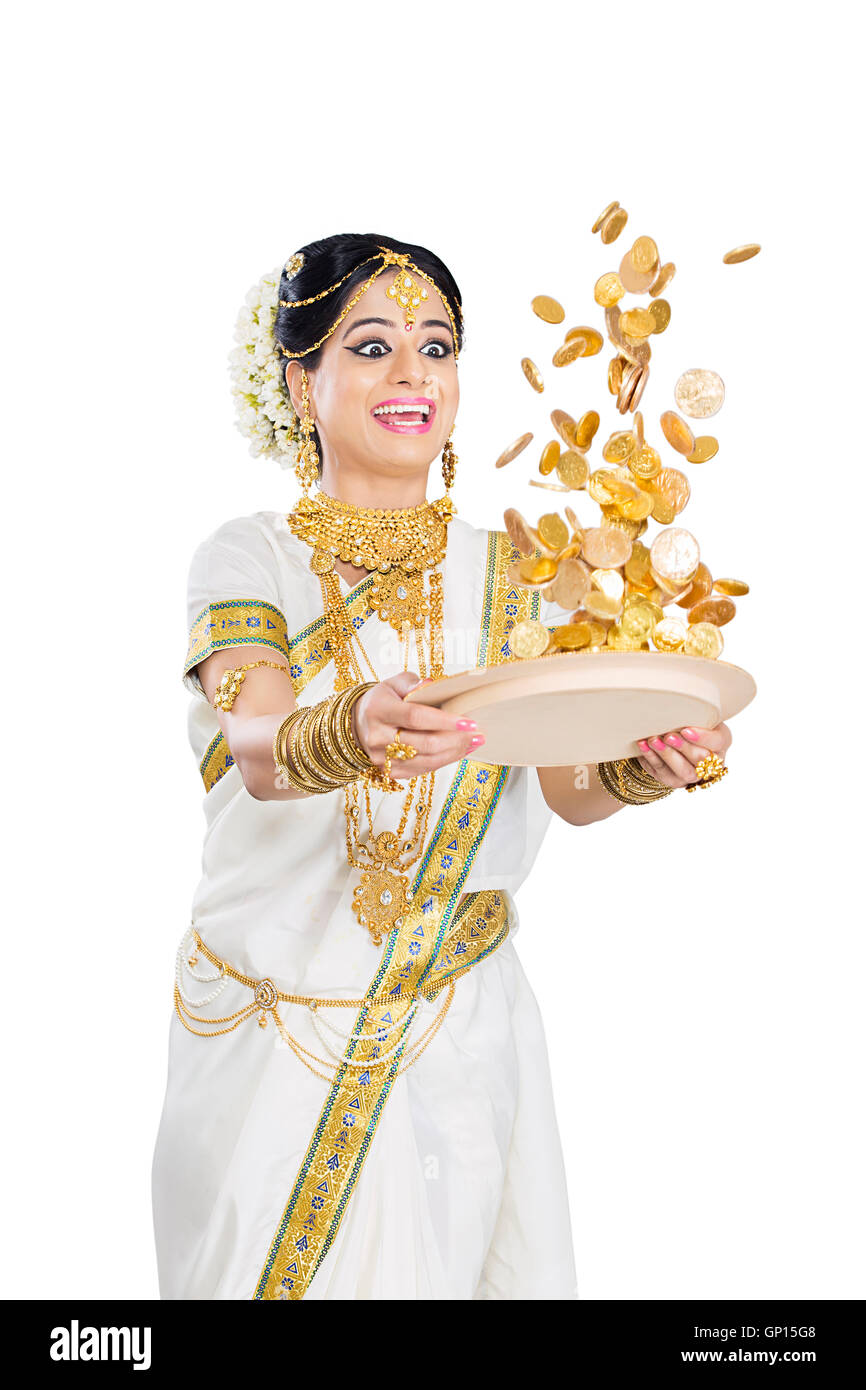 1 schöne Erwachsene Braut Malayalee Frau Diwali fallenden Goldmünze Geld Lotterie Stockfoto