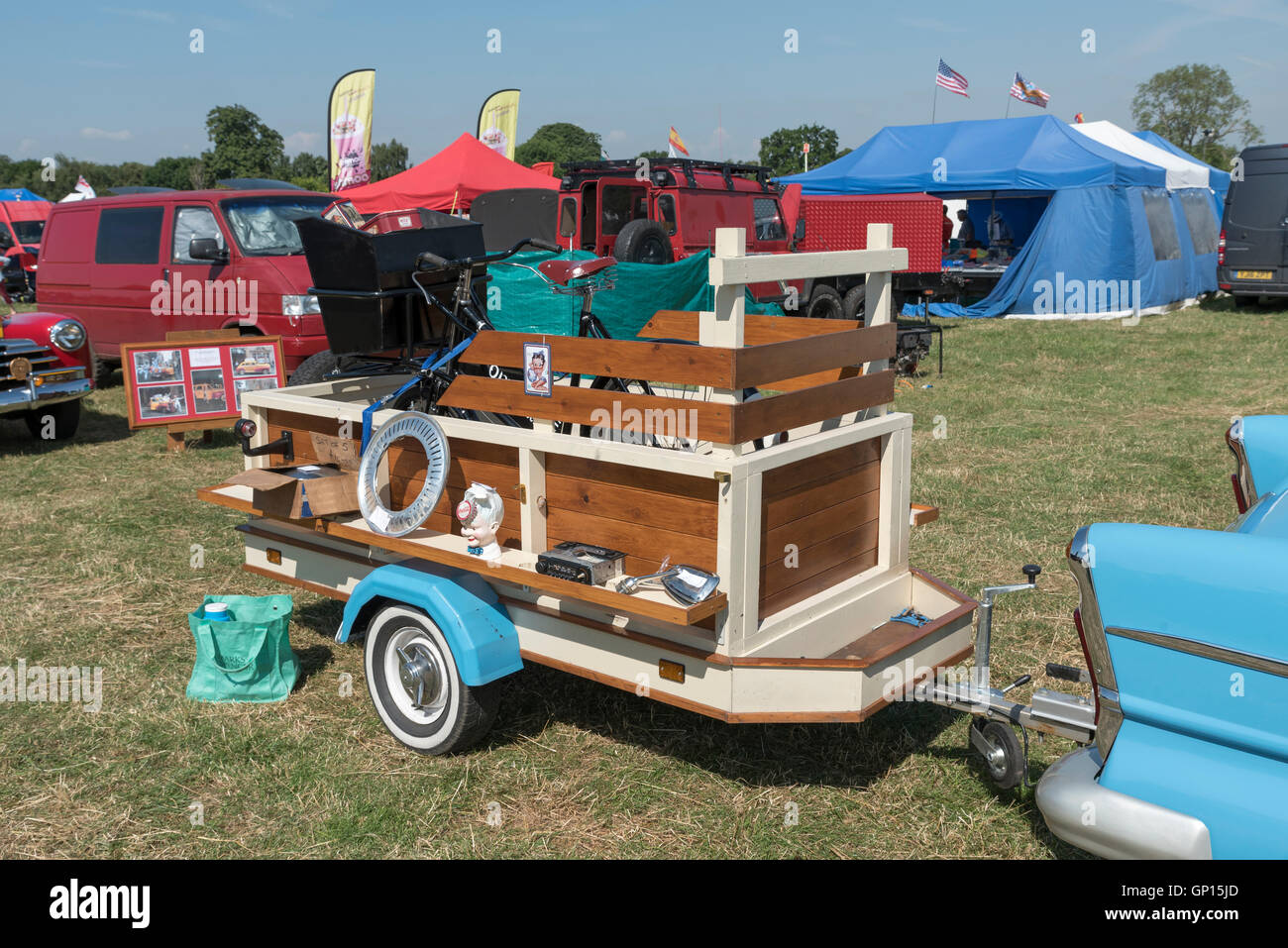 Schicke handgefertigte Anhänger altes Koop-Lieferung Fahrrad am Turnierplatz für Cambridgeshire Steam Rally und Country Fair 2016 zu tragen Stockfoto