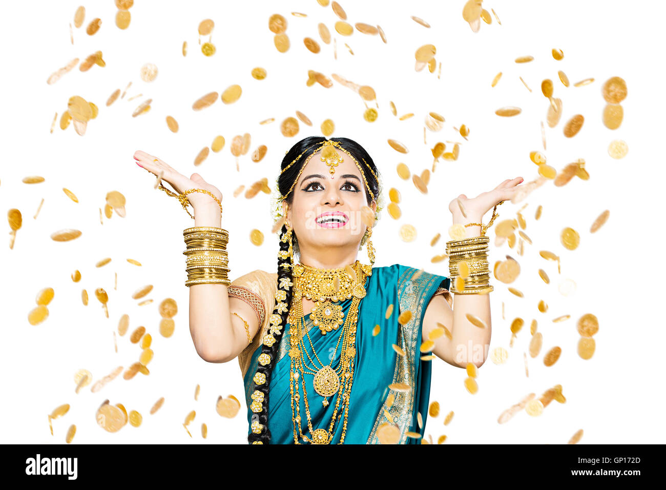 1 schöne Erwachsene Braut Malayalee Frau Diwali fallen Goldmünze Geld Lotterie Stockfoto